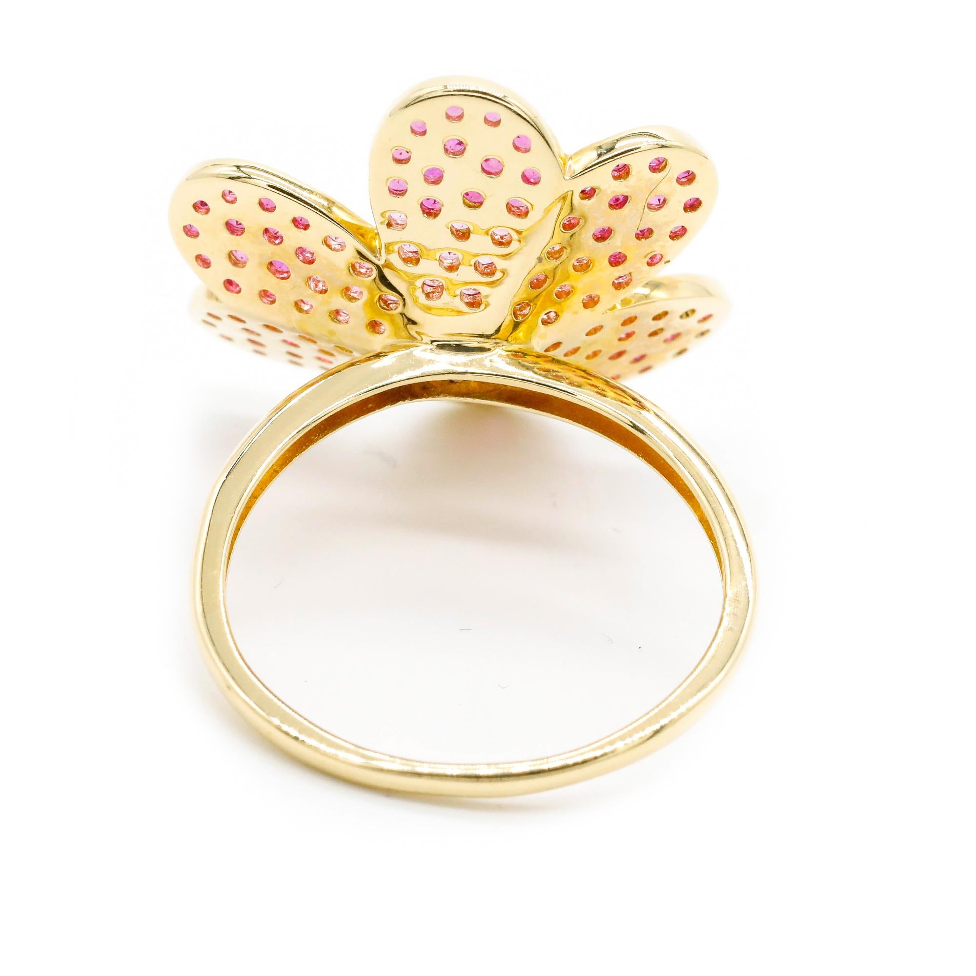 Round Cut 0.80 Ct Round Diamond Pink Sapphire Clove Flower 14K Yellow Gold Cocktail Ring For Sale