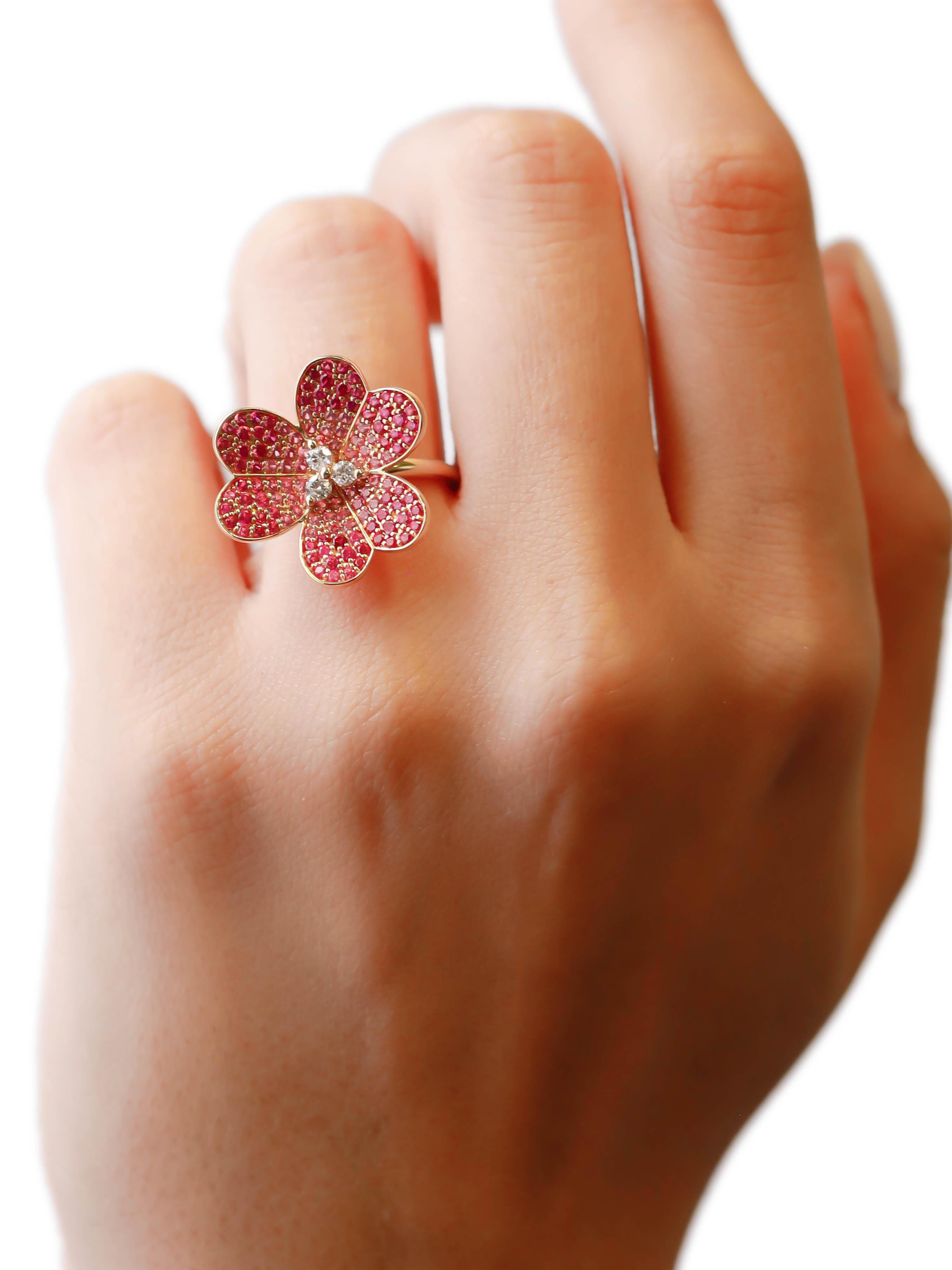 0.80 Ct Round Diamond Pink Sapphire Clove Flower 14K Yellow Gold Cocktail Ring In New Condition For Sale In New York, NY