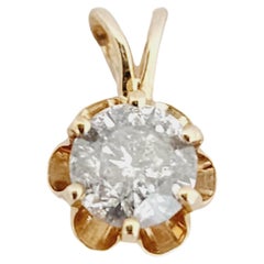 Ciondolo a forma di ranuncolo con diamante rotondo da 0,80 carati in oro giallo 14 carati