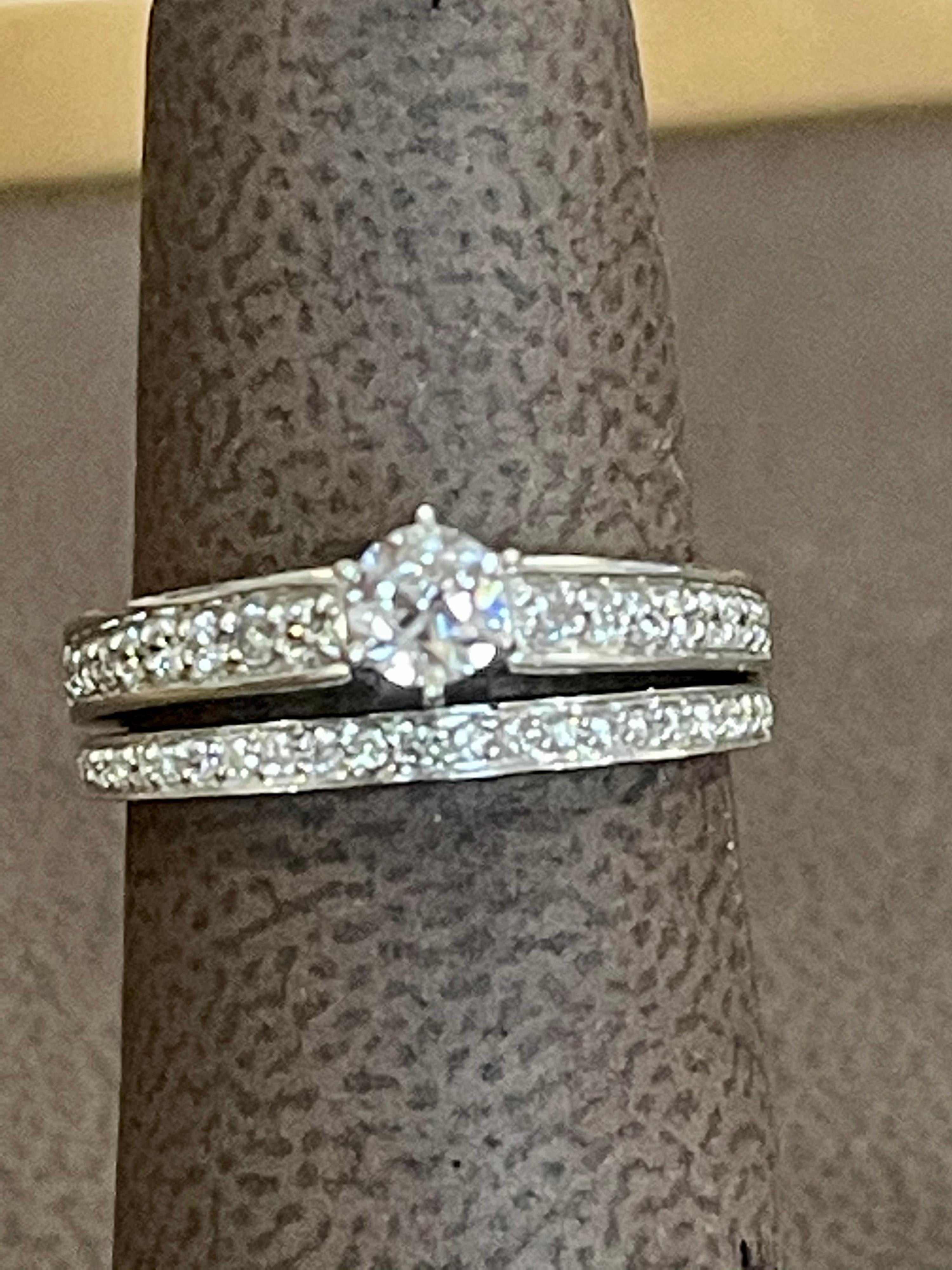 0.80 Carat TDW Solitaire Round Center Diamond 14 Karat White Gold Ring and Band In Excellent Condition For Sale In New York, NY