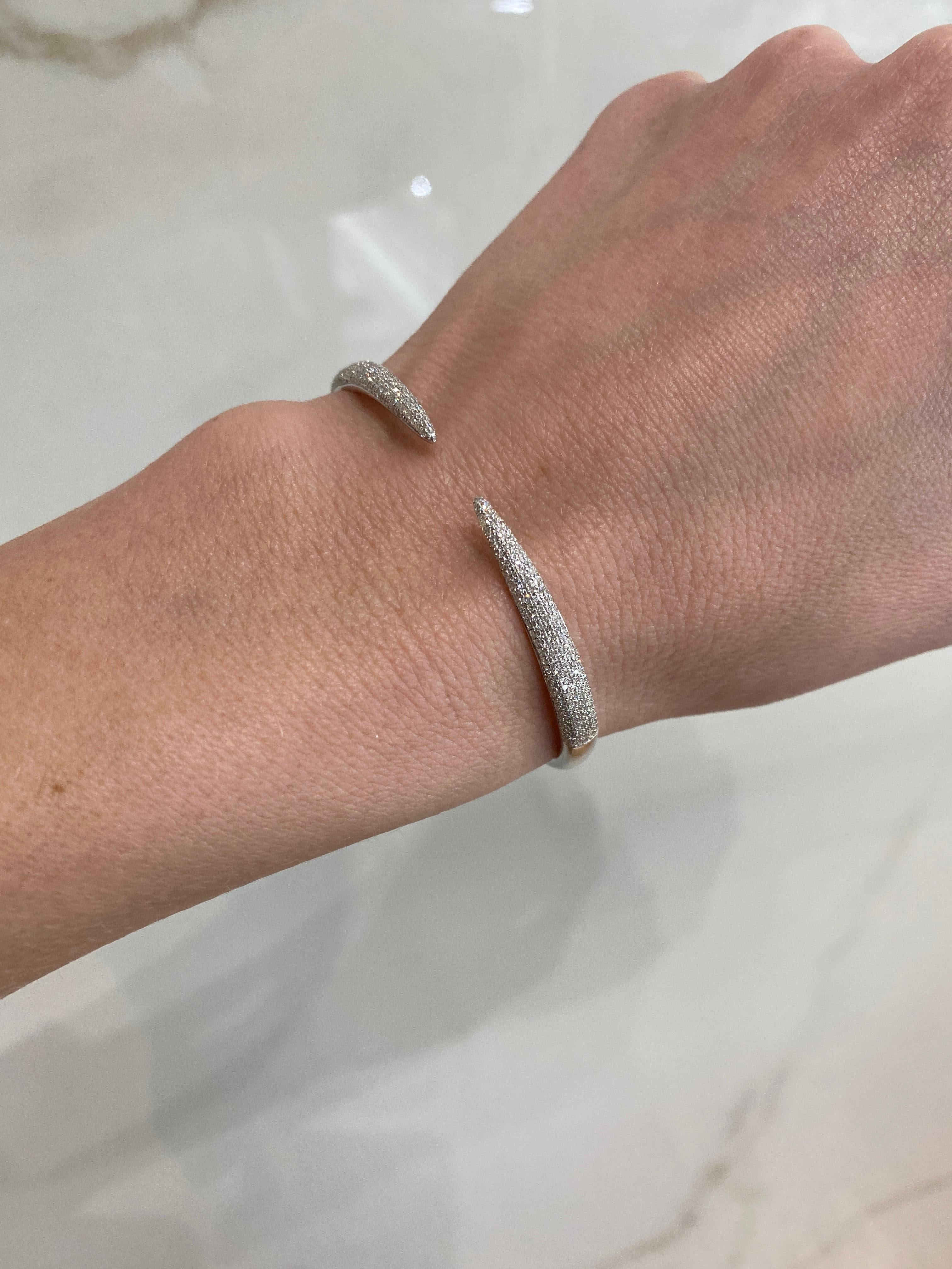 Ce bracelet à charnière en or jaune 14 carats est orné de diamants ronds d'un poids total de 0,80 carat qui sont effilés le long de la griffe. Ce bracelet peut être porté seul ou superposé à d'autres bracelets et convient à un poignet de 6,25 pouces.