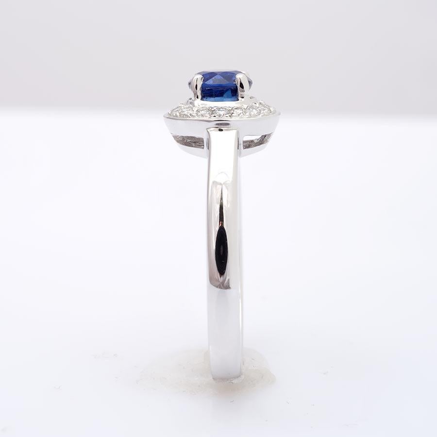 Brilliant Cut 0.80 Carats Blue Sapphire Diamonds set in 14K White Gold Ring For Sale