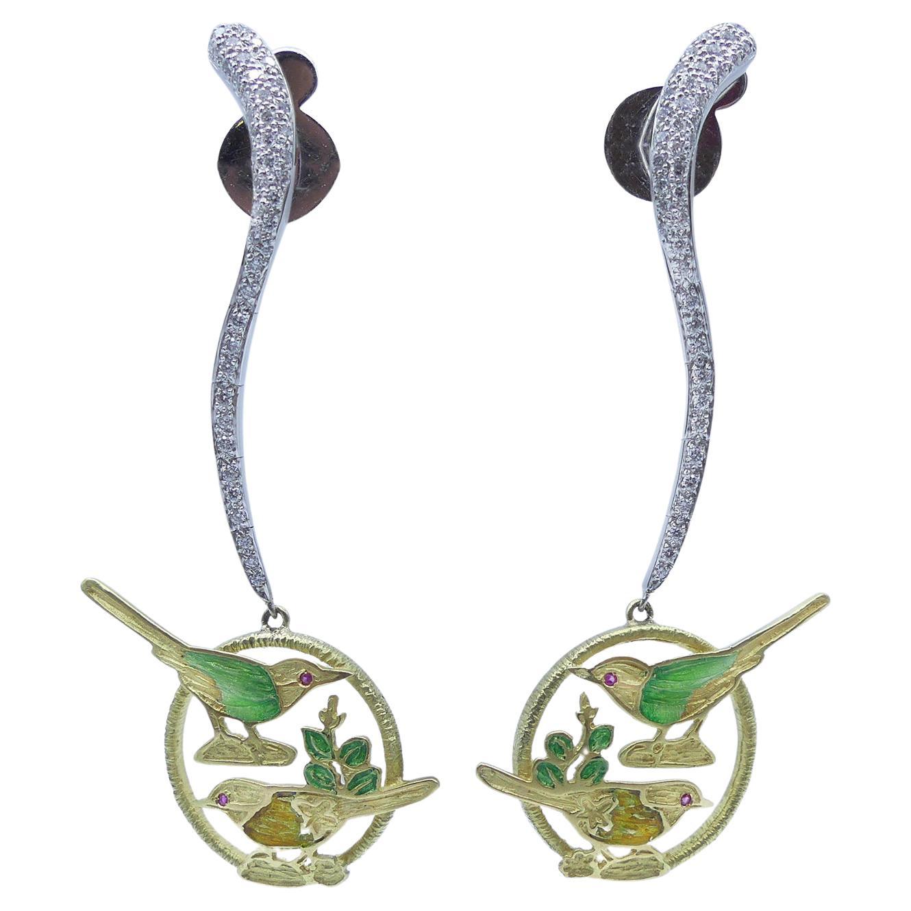 Boucles d'oreilles or blanc 21ème siècle feuilles oiseaux émail vert rubis diamants goutte d'eau  en vente