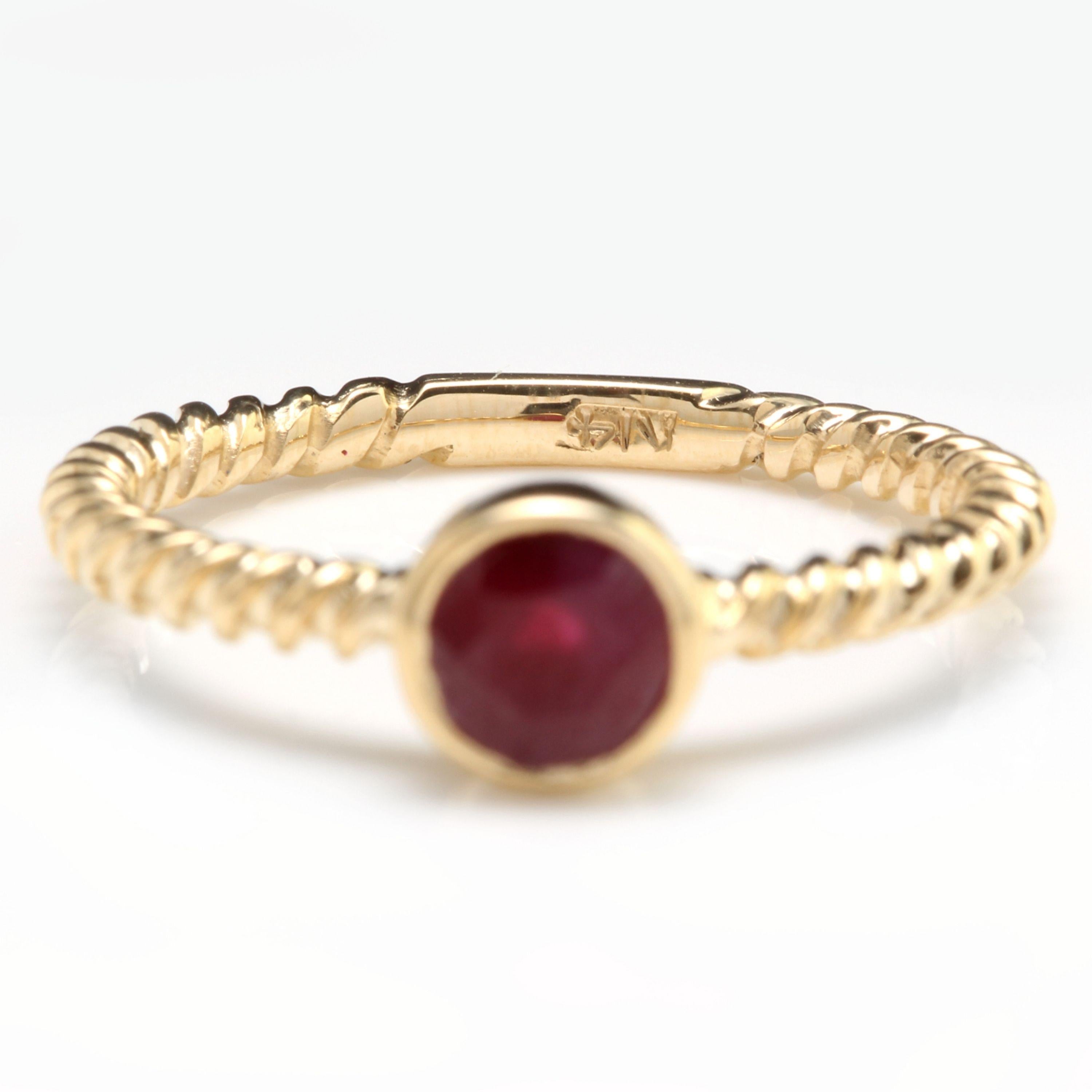 Women's 0.80 Carat Exquisite Natural Ruby 14 Karat Solid Yellow Gold Ring For Sale