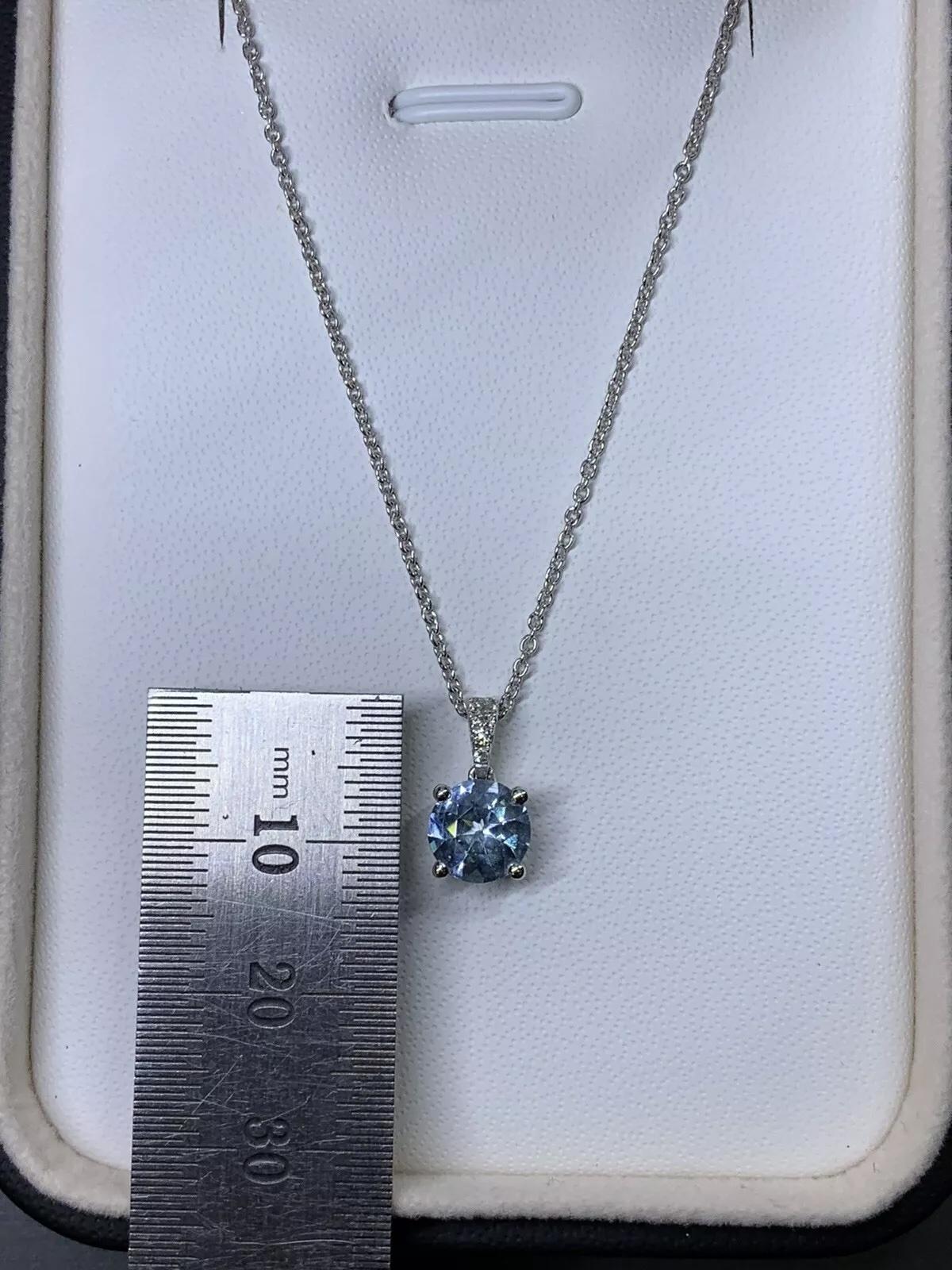 0.80ct Aquamarine and diamond halo pendant necklace in 18k white gold. In New Condition For Sale In London, GB