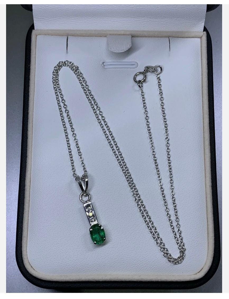 Collier pendentif solitaire en or blanc 18 carats, émeraude de Colombie et diamants 0,80 carat
Pendentif colombien vert émeraude de 0,80ct avec diamants en or blanc 18k.

Magnifique collier pendentif en or blanc 18k composé d'une émeraude