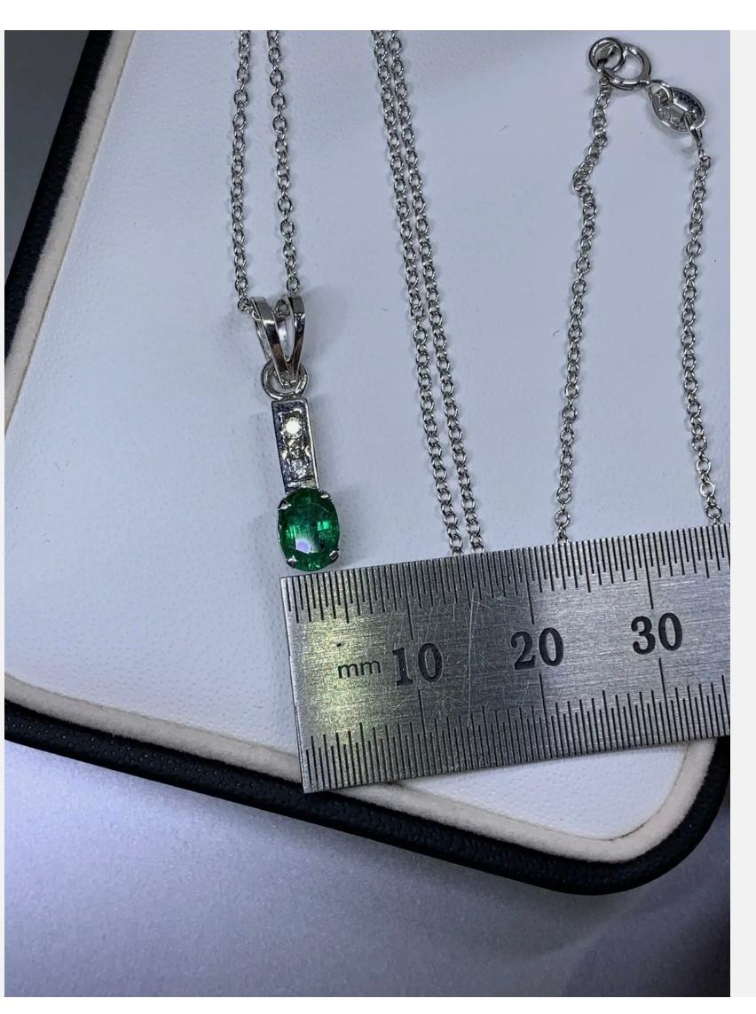Art déco Collier pendentif solitaire en or blanc 18 carats, émeraude de Colombie et diamants 0,80 carat en vente