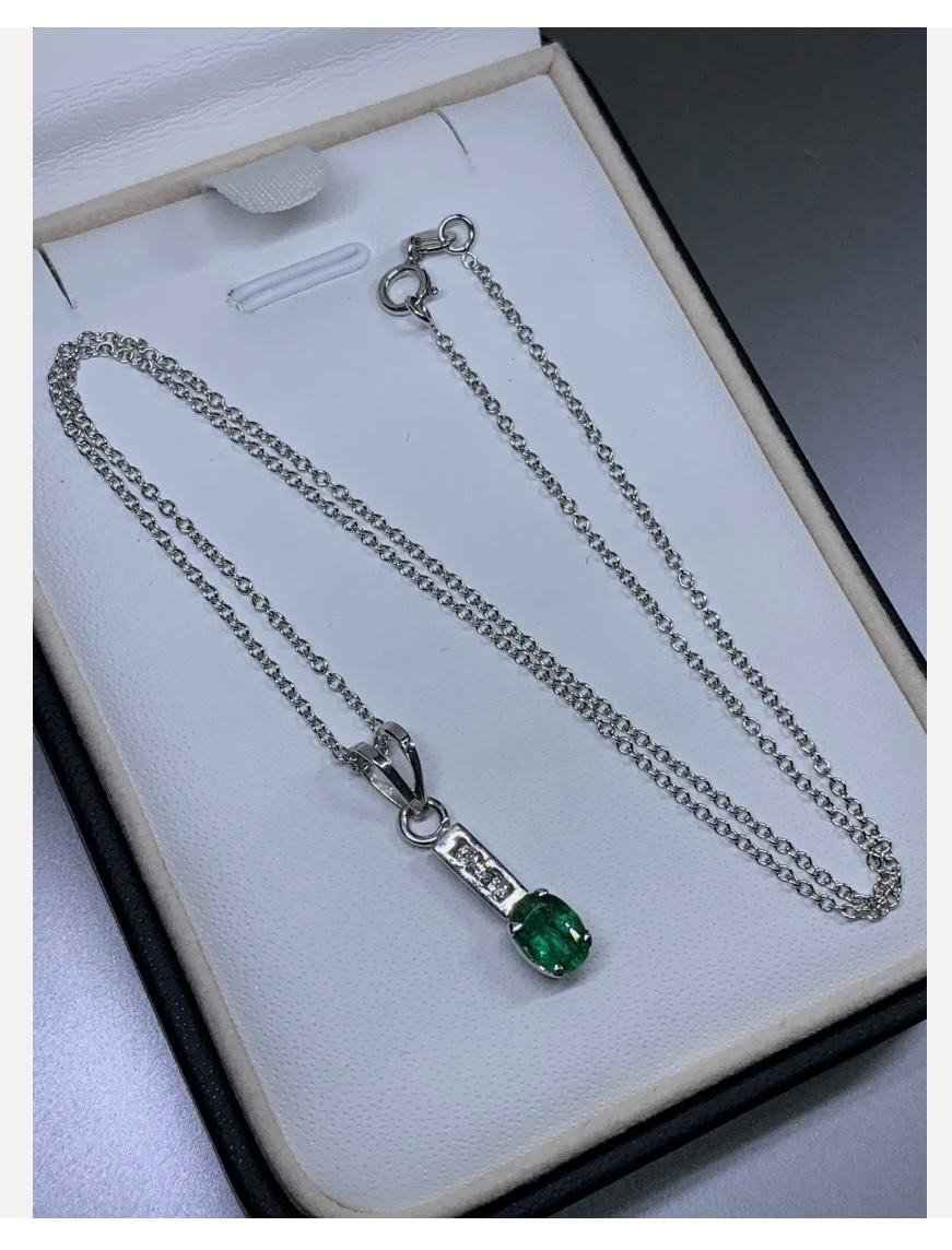 Taille ovale Collier pendentif solitaire en or blanc 18 carats, émeraude de Colombie et diamants 0,80 carat en vente
