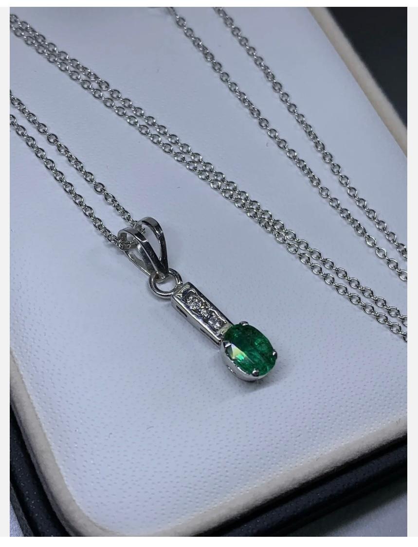 Collier pendentif solitaire en or blanc 18 carats, émeraude de Colombie et diamants 0,80 carat Neuf - En vente à London, GB