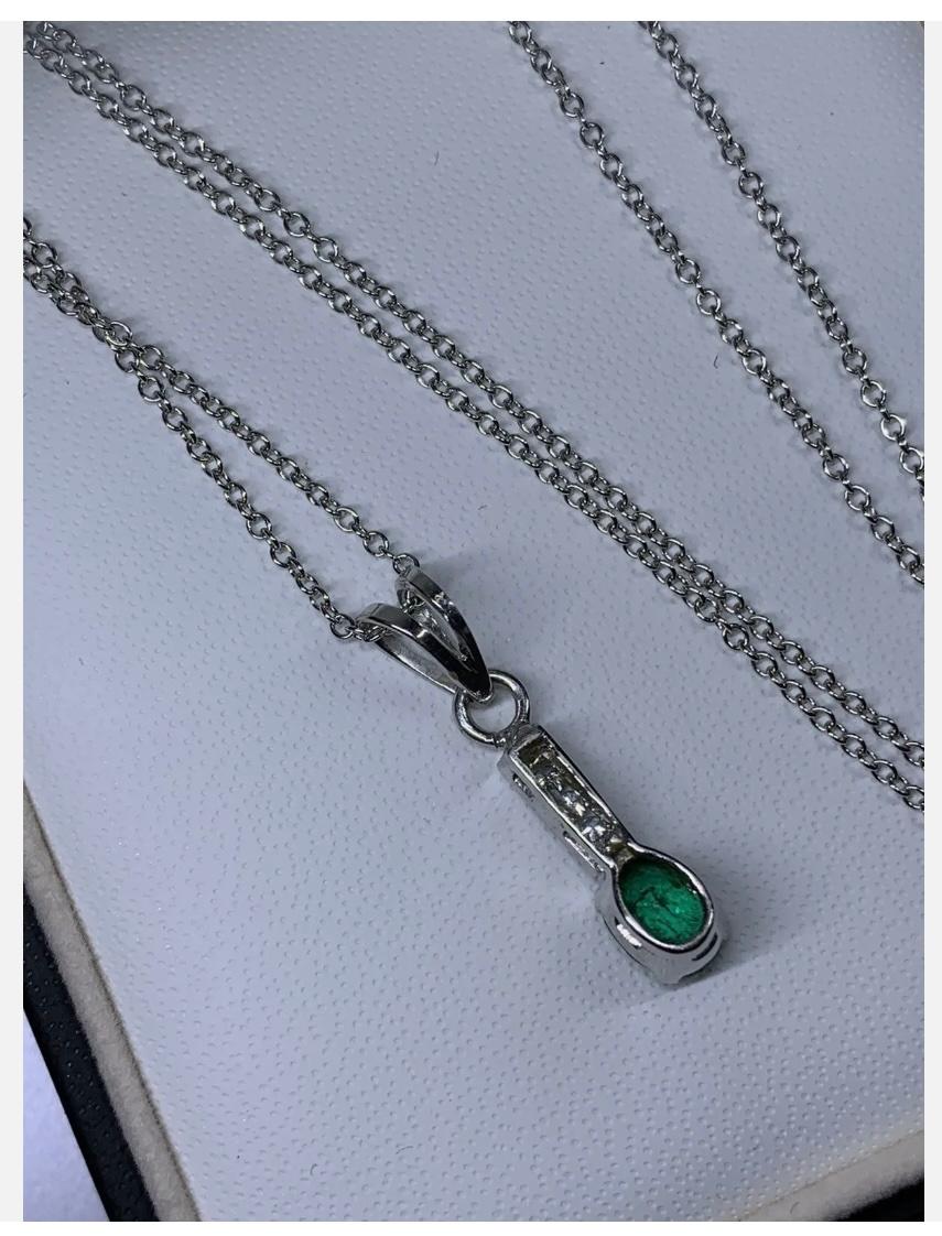Collier pendentif solitaire en or blanc 18 carats, émeraude de Colombie et diamants 0,80 carat Pour femmes en vente