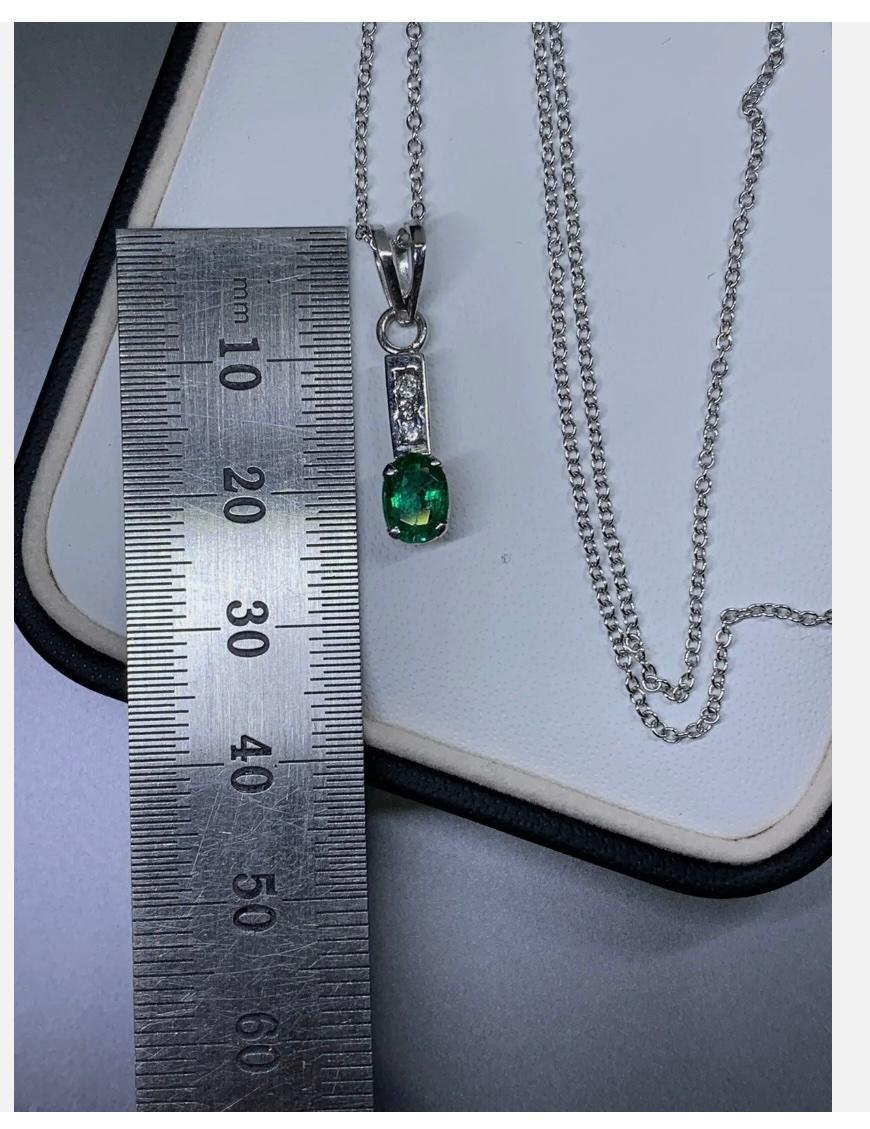 Collier pendentif solitaire en or blanc 18 carats, émeraude de Colombie et diamants 0,80 carat en vente 2