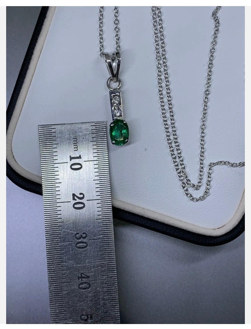 Collier pendentif solitaire en or blanc 18 carats, émeraude de Colombie et diamants 0,80 carat en vente 3