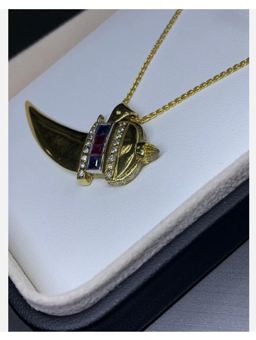 Collana con ciondolo a forma di zaffiro e rubino con diamante da 0,80ct in oro giallo 18ct 14,7g in vendita 5