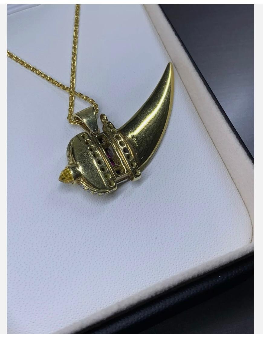 Collana con ciondolo a forma di zaffiro e rubino con diamante da 0,80ct in oro giallo 18ct 14,7g
Collana con pugnale a coltello con diamanti e zaffiri da 0,80 carati in oro giallo 18 carati.

Collana con ciondolo su misura in oro giallo 18 ct con