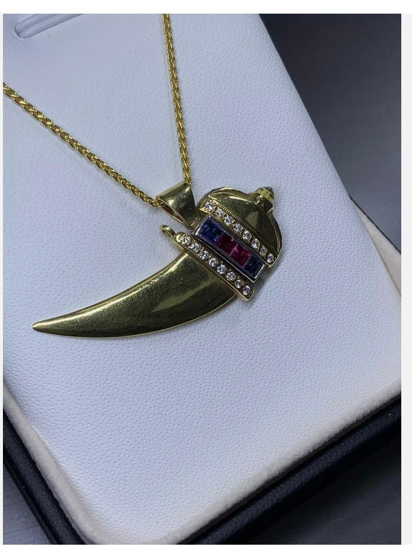 Art Déco Collana con ciondolo a forma di zaffiro e rubino con diamante da 0,80ct in oro giallo 18ct 14,7g in vendita