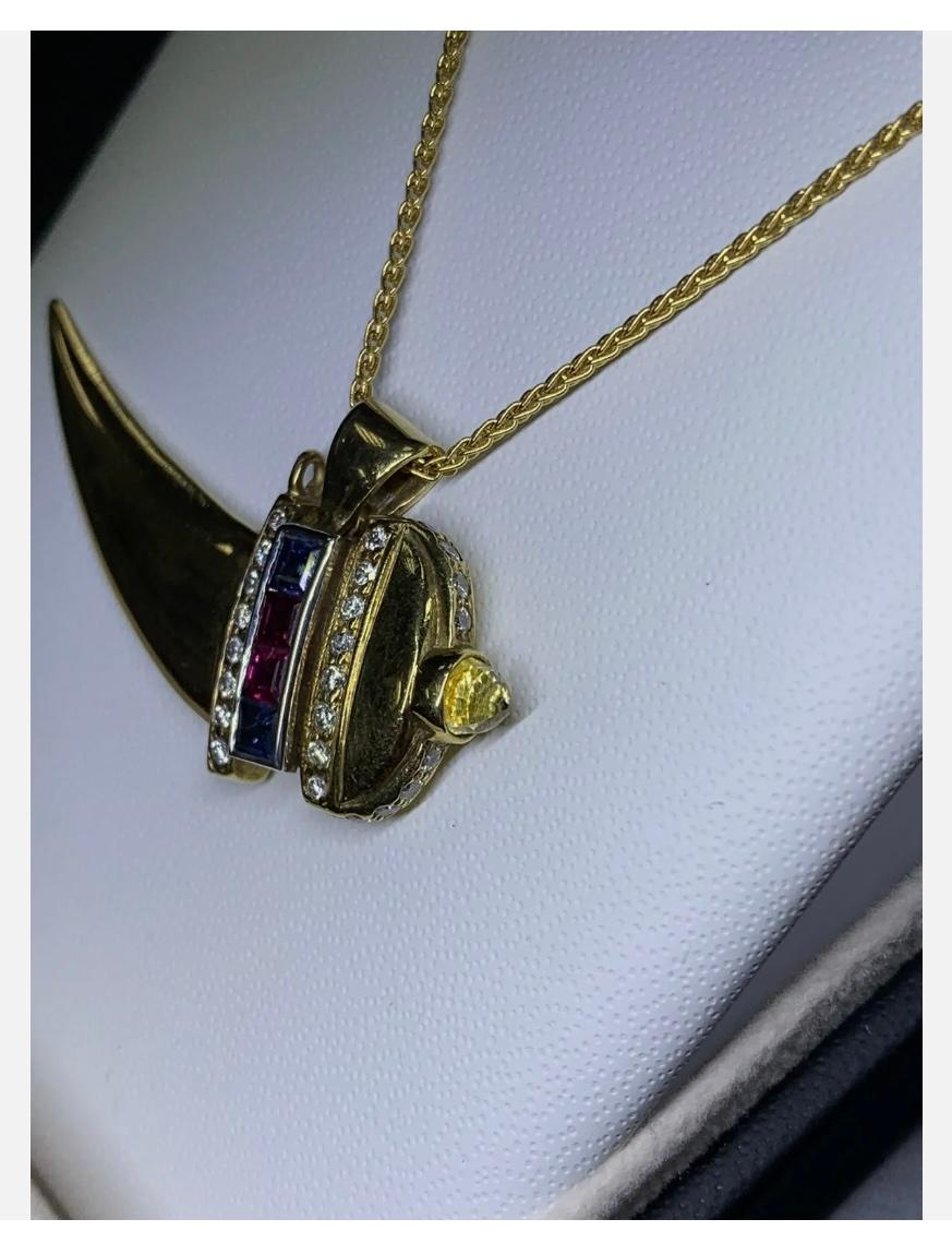 Taglio rotondo Collana con ciondolo a forma di zaffiro e rubino con diamante da 0,80ct in oro giallo 18ct 14,7g in vendita