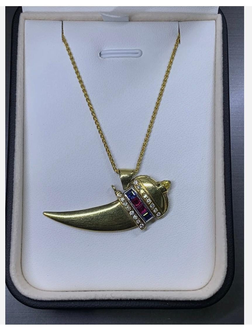 Collana con ciondolo a forma di zaffiro e rubino con diamante da 0,80ct in oro giallo 18ct 14,7g in vendita 1