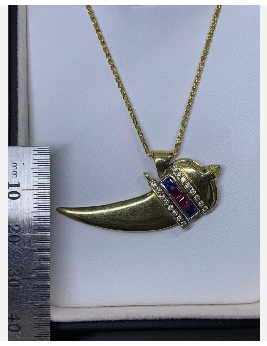 Collana con ciondolo a forma di zaffiro e rubino con diamante da 0,80ct in oro giallo 18ct 14,7g in vendita 3
