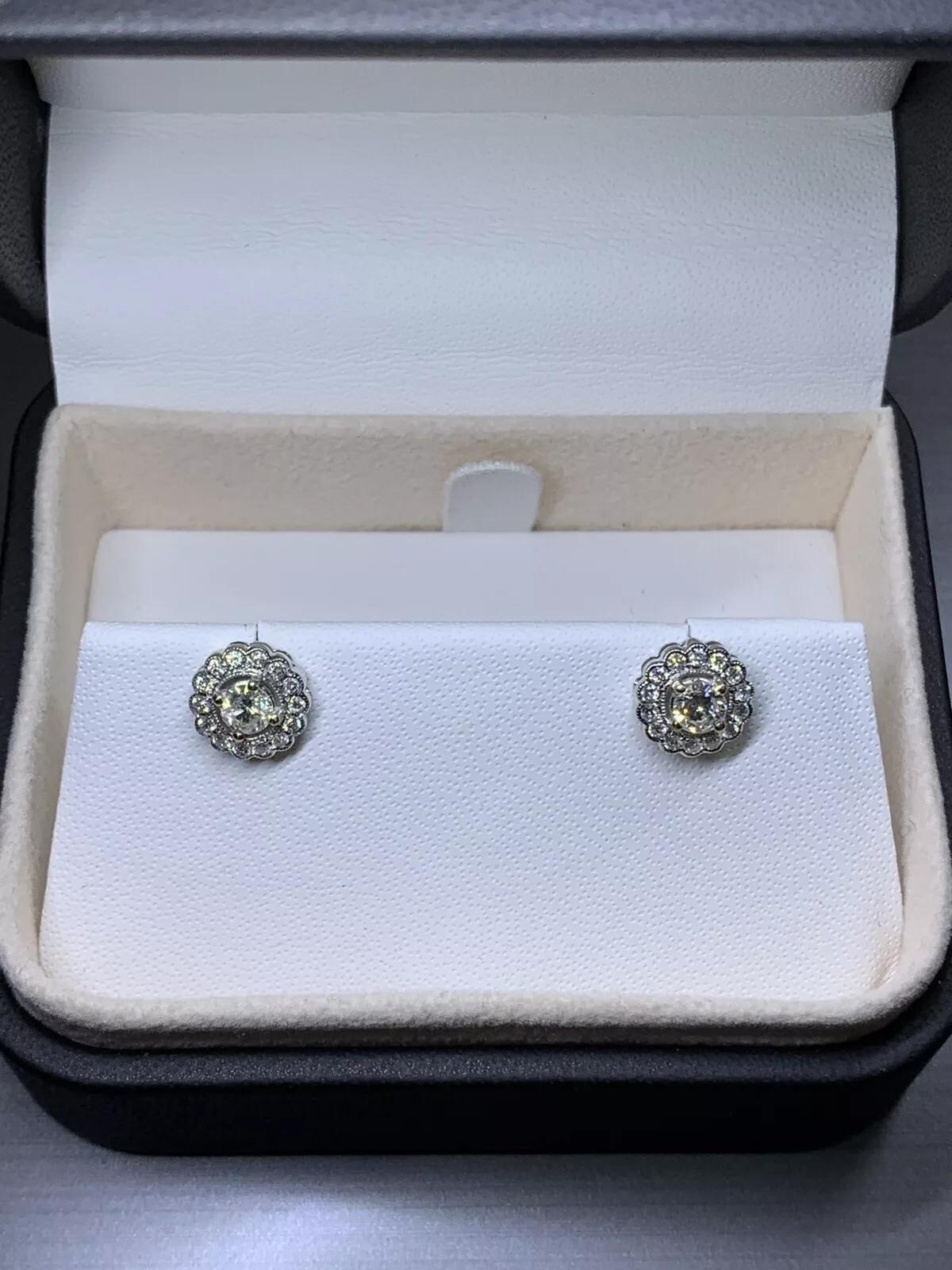 0.80ct Diamond halo solitaire stud earrings in 18k white gold. In condizioni Nuovo in vendita a London, GB