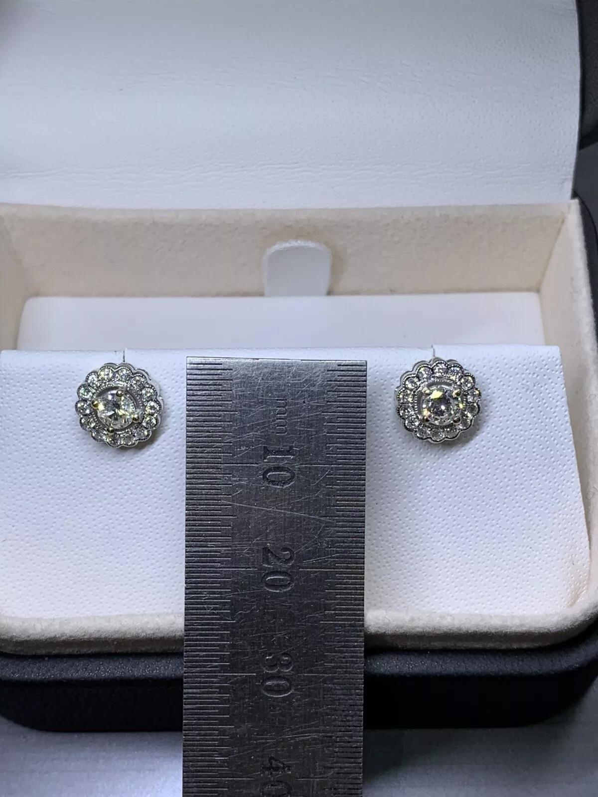da uomo o donna 0.80ct Diamond halo solitaire stud earrings in 18k white gold. in vendita