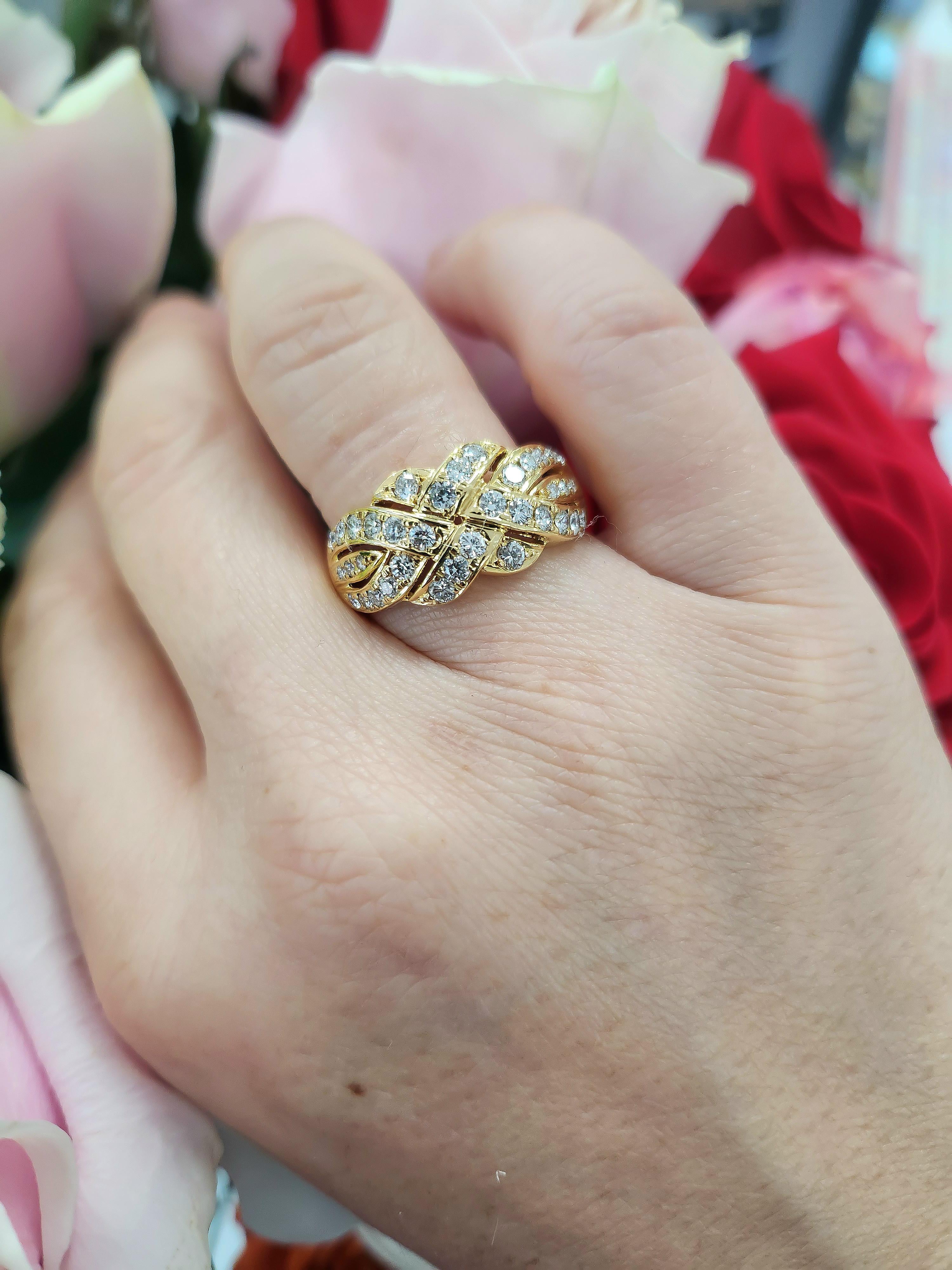 Dieses elegante Vintage-Diamantband zeichnet sich durch ein kunstvoll gewebtes Design aus 18 Karat Gold aus, das mit 36 runden Brillanten von insgesamt 0,80 Karat besetzt ist. Die Diamanten mit den Farb- und Reinheitsgraden F/G und VS sind hell,