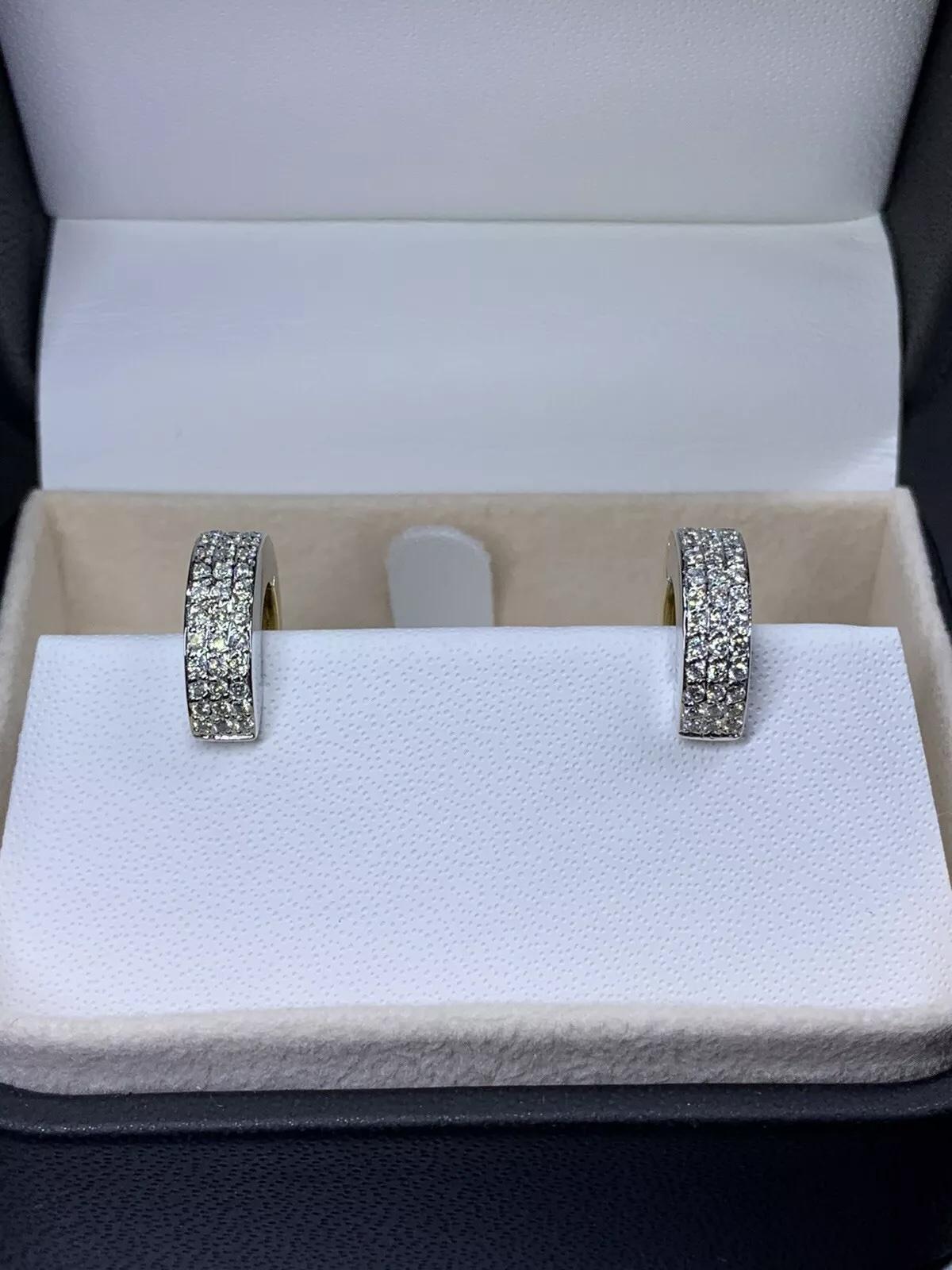 Orecchini a cerchio largo con pave eternity da 0,80 carati in oro giallo bianco 18 carati.

I diamanti hanno un peso totale di 0,80 carati  Colore F, chiarezza VS1.

Bellissimo reversibile  orecchini a cerchio grossi.

Scatola e valutazione incluse.