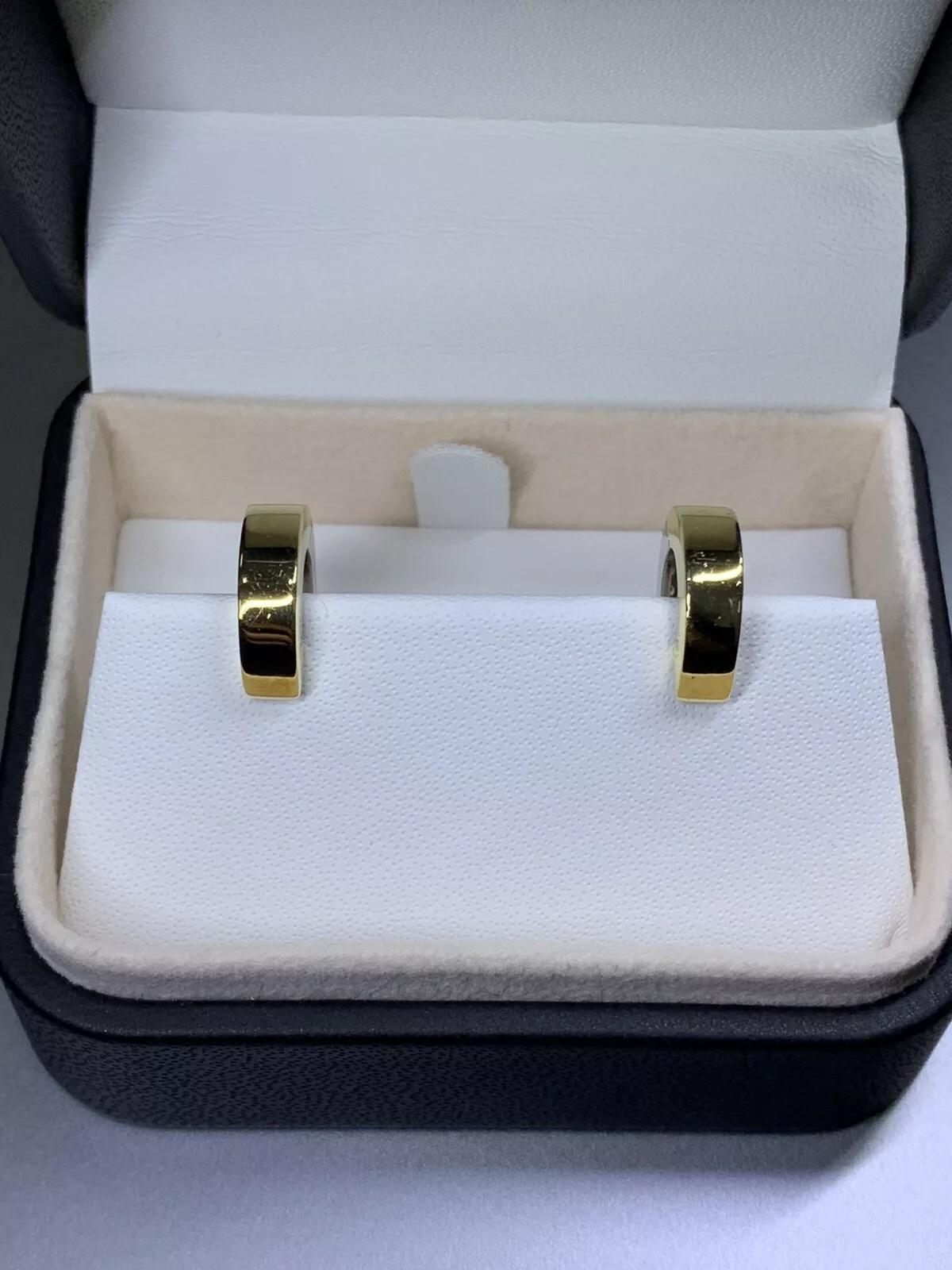 Taglio rotondo Orecchini a cerchio largo con pave eternity da 0,80 carati in oro giallo bianco 18 carati. in vendita