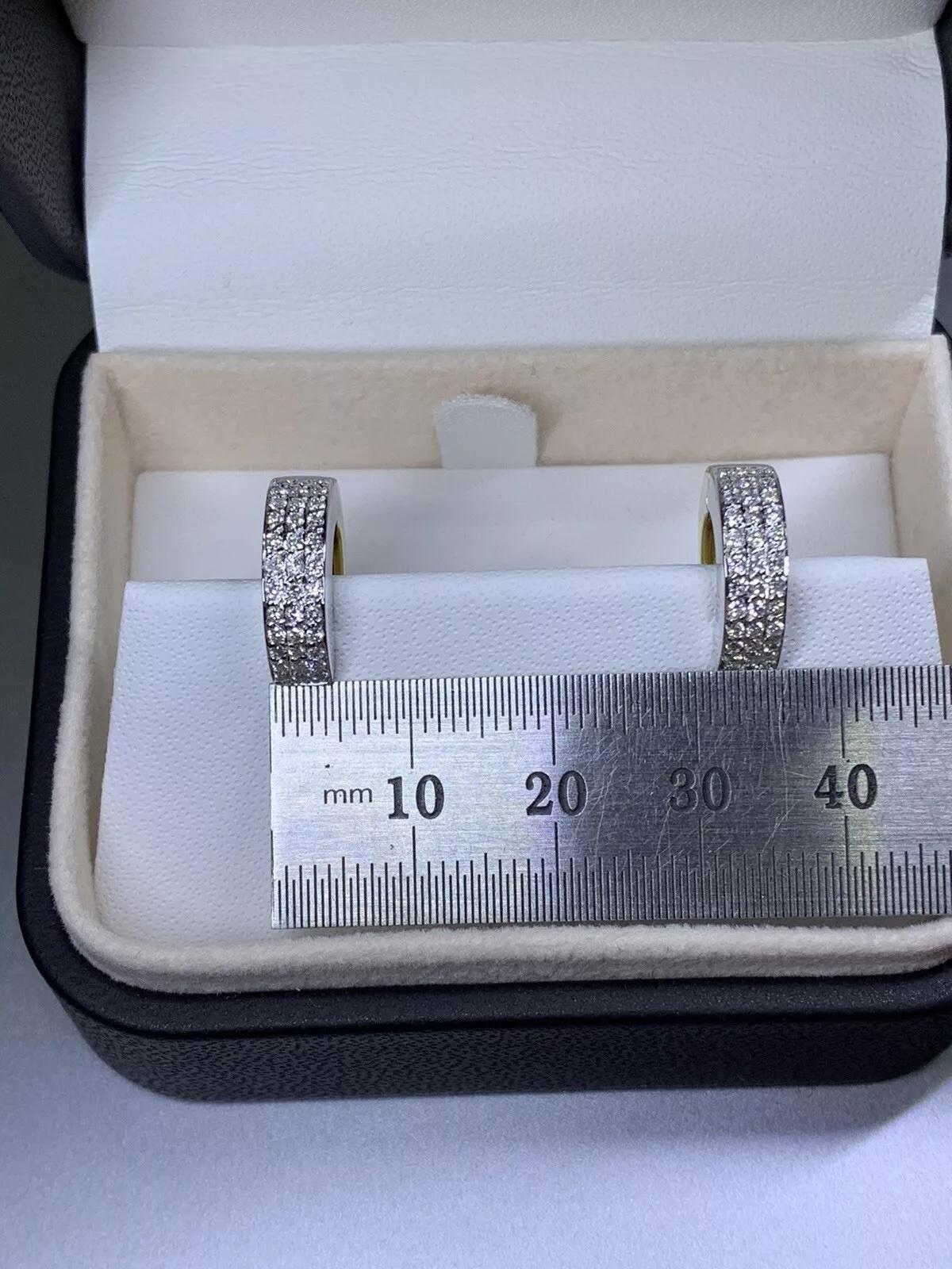 Orecchini a cerchio largo con pave eternity da 0,80 carati in oro giallo bianco 18 carati. In condizioni Nuovo in vendita a London, GB
