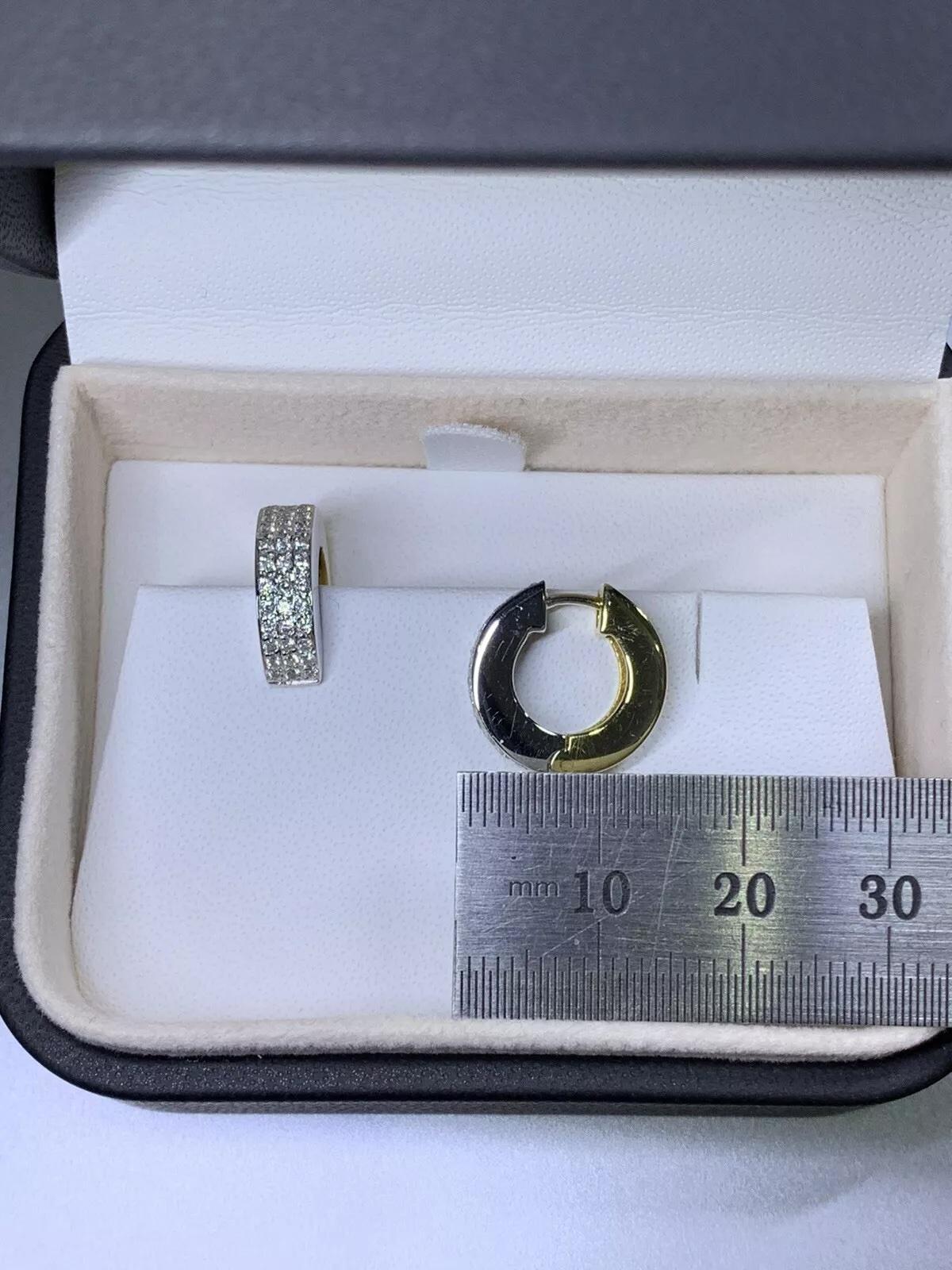 da uomo o donna Orecchini a cerchio largo con pave eternity da 0,80 carati in oro giallo bianco 18 carati. in vendita