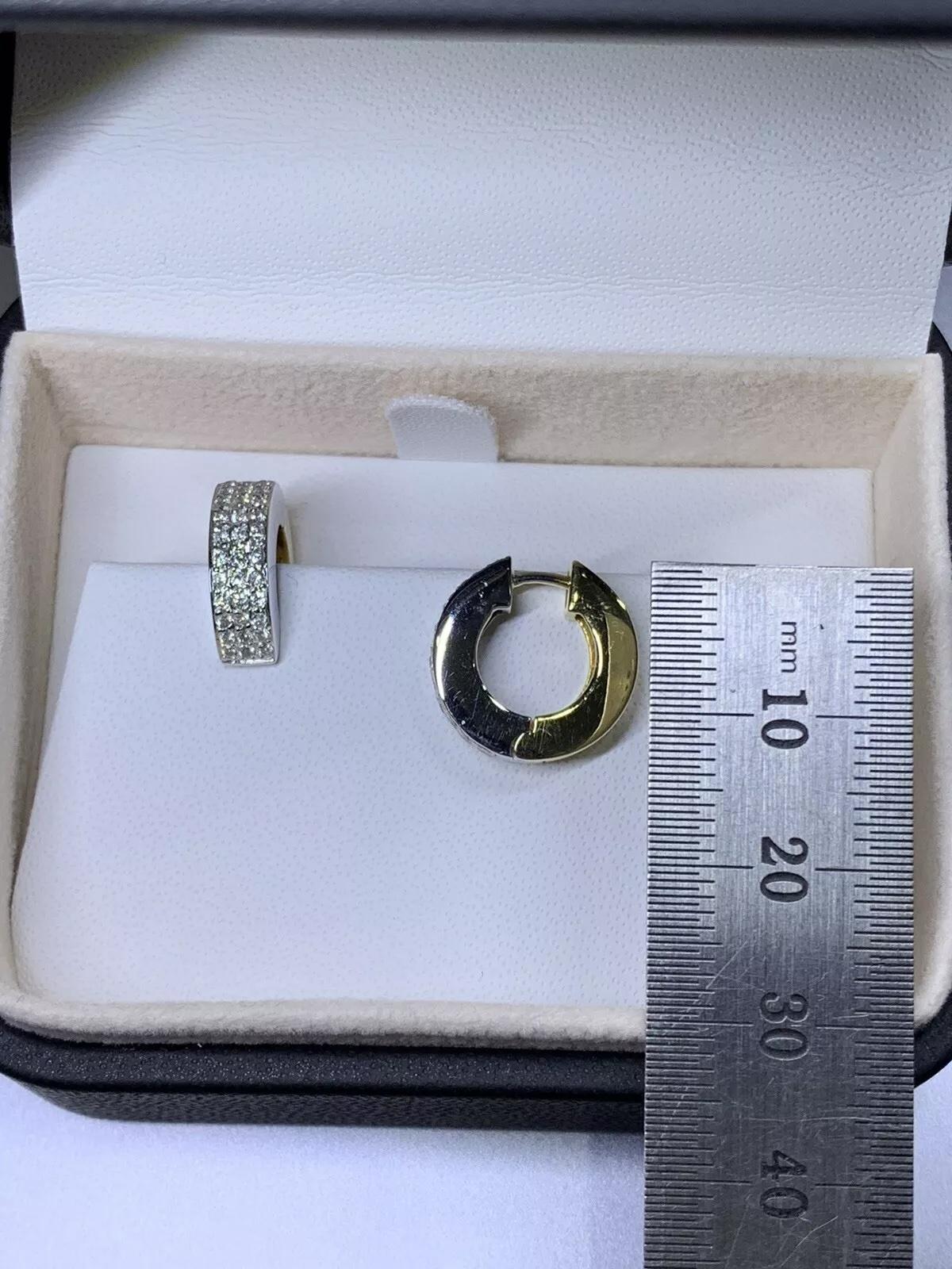 Orecchini a cerchio largo con pave eternity da 0,80 carati in oro giallo bianco 18 carati. in vendita 1