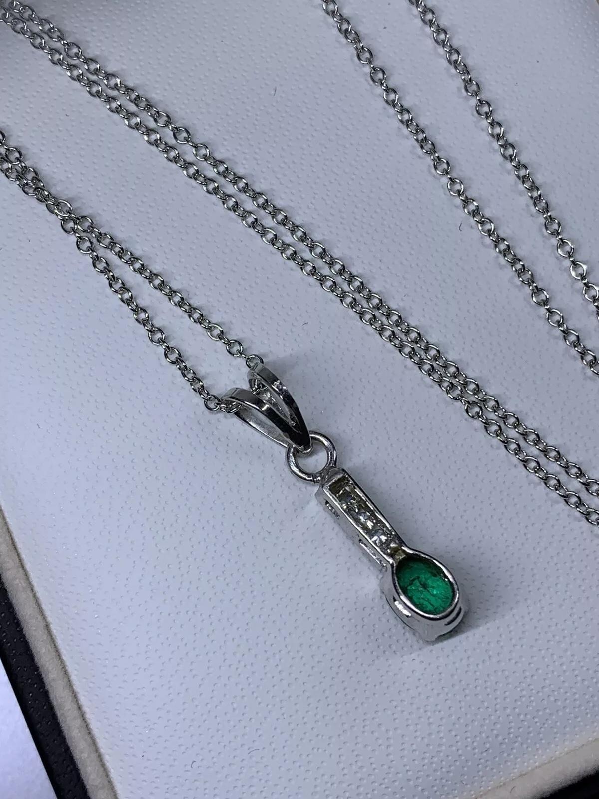 0.80ct Emerald green Colombian pendant with diamonds 18k white gold.

Gorgeous Colombian green vivid colour emerald oval shaped with diamonds pendant necklace in 18k white gold.

Chunky 18ct yellow gold pendant necklace.

Hallmarked.

Colombian