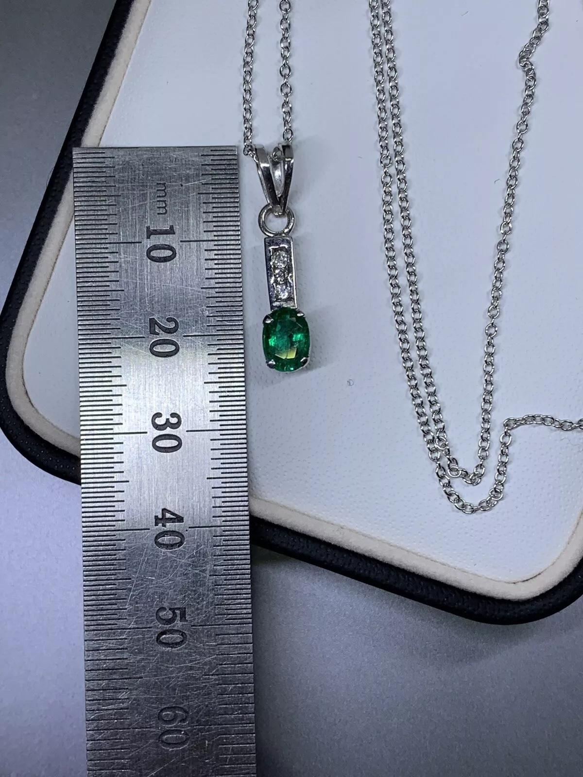 Taglio ovale 0.80ct Emerald green Colombian pendant with diamonds 18k white gold. in vendita