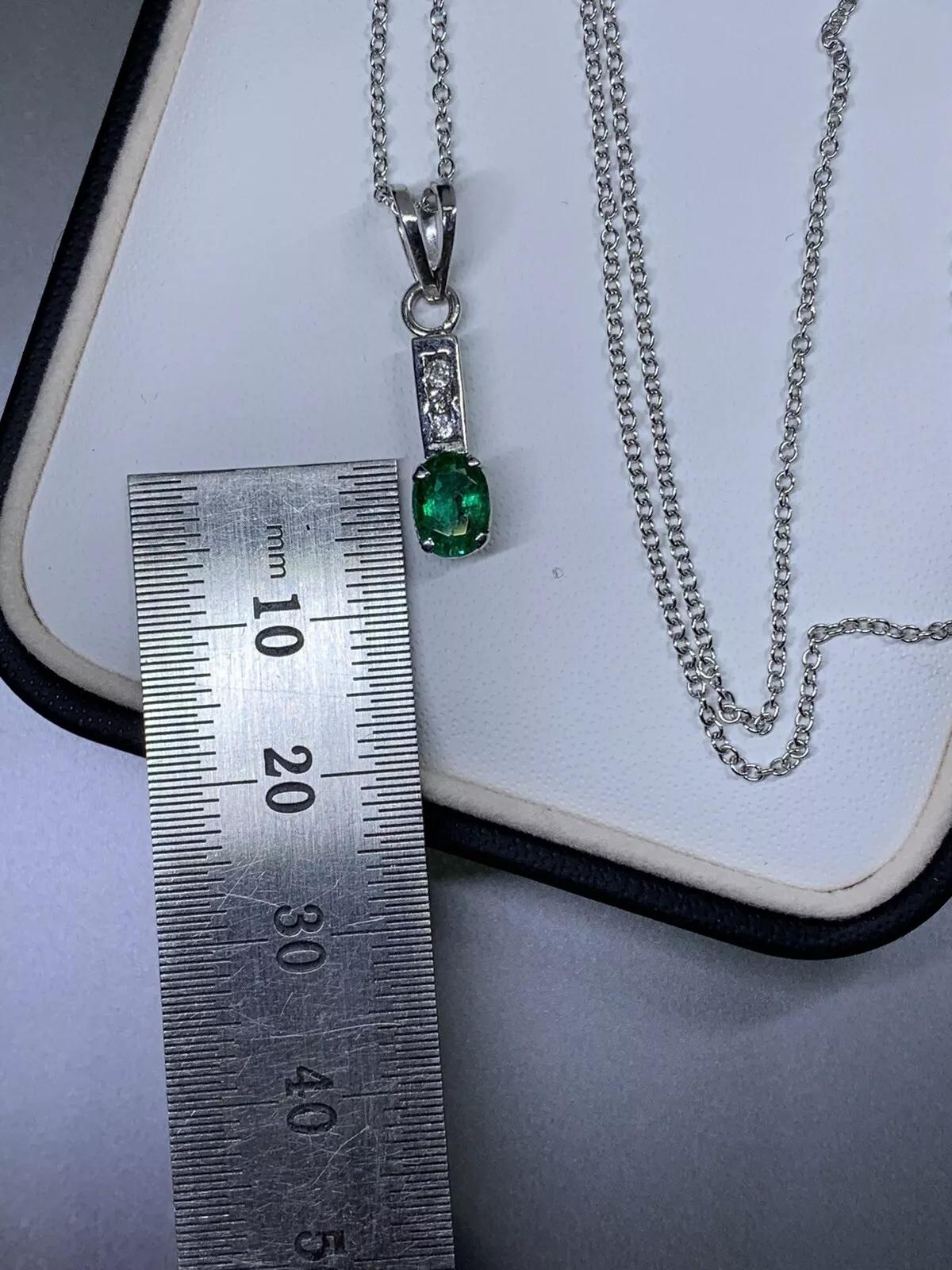 0.80ct Emerald green Colombian pendant with diamonds 18k white gold. In condizioni Nuovo in vendita a London, GB