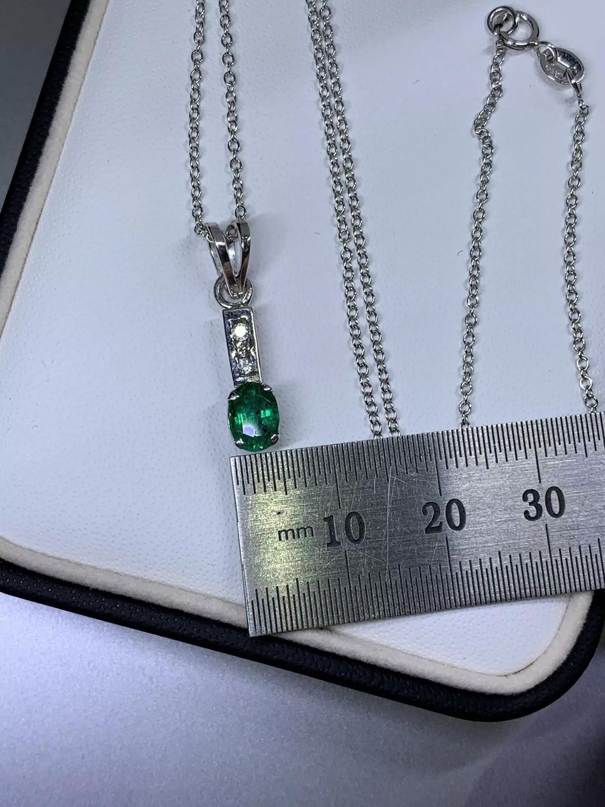 da uomo o donna 0.80ct Emerald green Colombian pendant with diamonds 18k white gold. in vendita