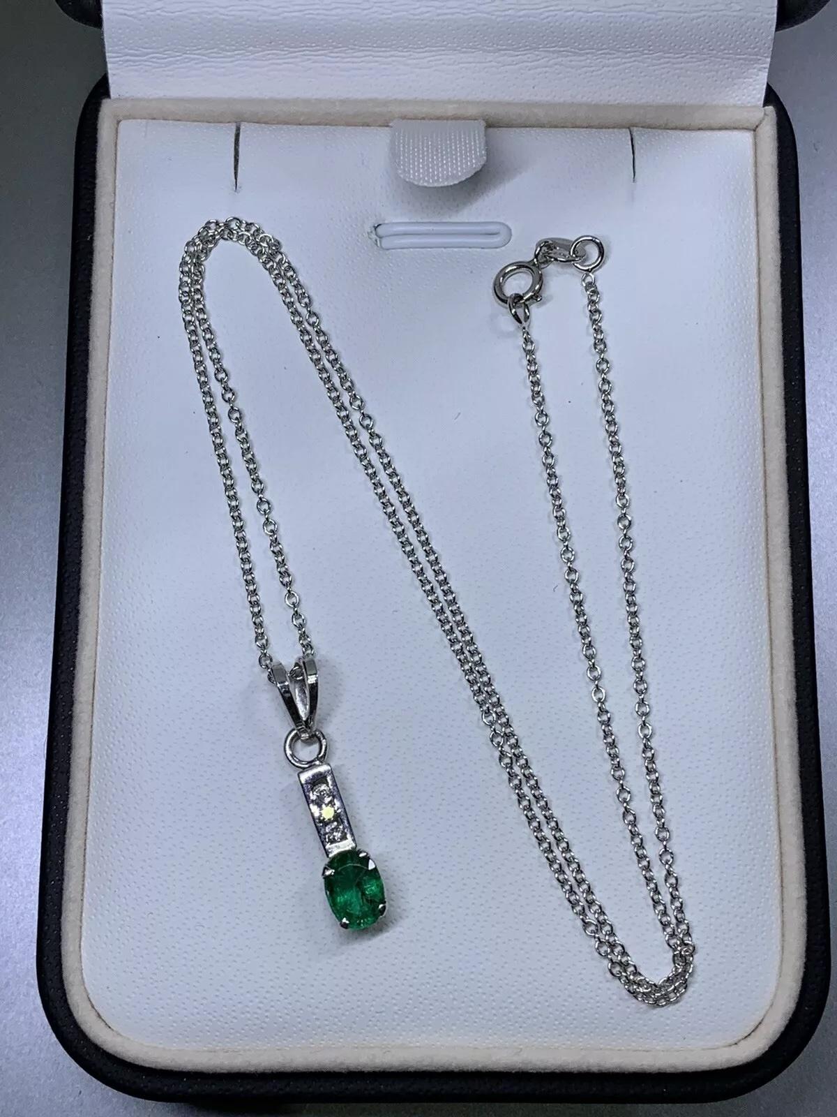 0.80ct Emerald green Colombian pendant with diamonds 18k white gold. in vendita 1