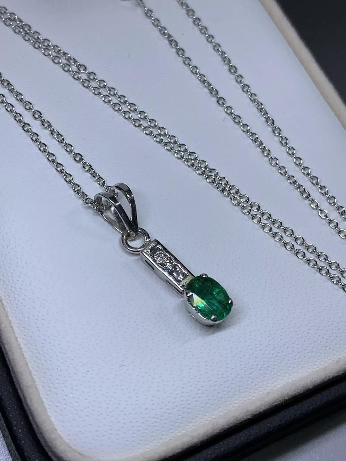 0.80ct Emerald green Colombian pendant with diamonds 18k white gold. in vendita 2
