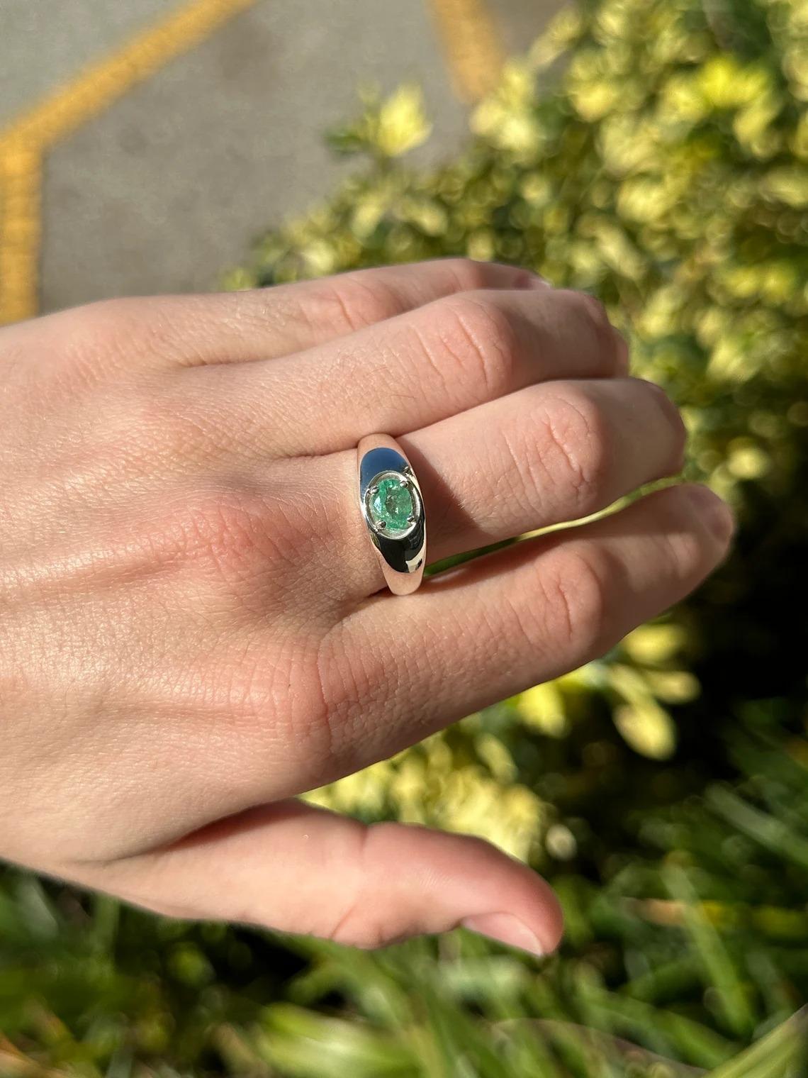 0.80ct Men's Oval Cut Emerald Set in 4 Prong Solitaire Sterling Silver Band Ring In New Condition For Sale In Jupiter, FL
