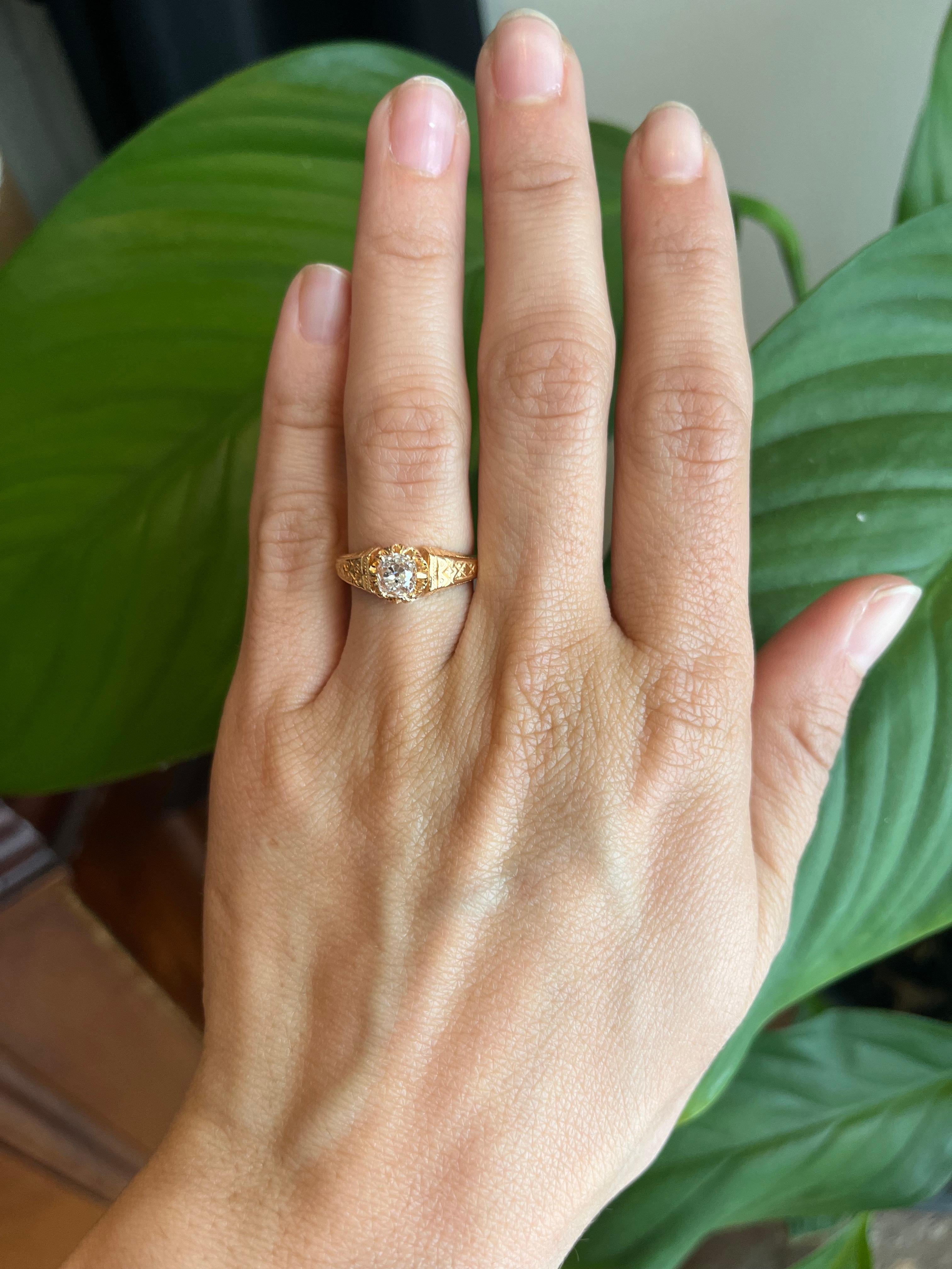 Bague de fiançailles solitaire moderne de style victorien fabriquée par Bracken Jewellers, ornée d'un véritable diamant naturel de 0,80ct de taille ancienne (pureté VS, couleur Q, vers 1800). La monture en or rose 18 carats ajoute à la féminité et