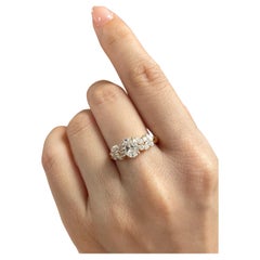 Diamante centrale ovale da 0,80ct con diamante marquise e accenti di diamante rotondo