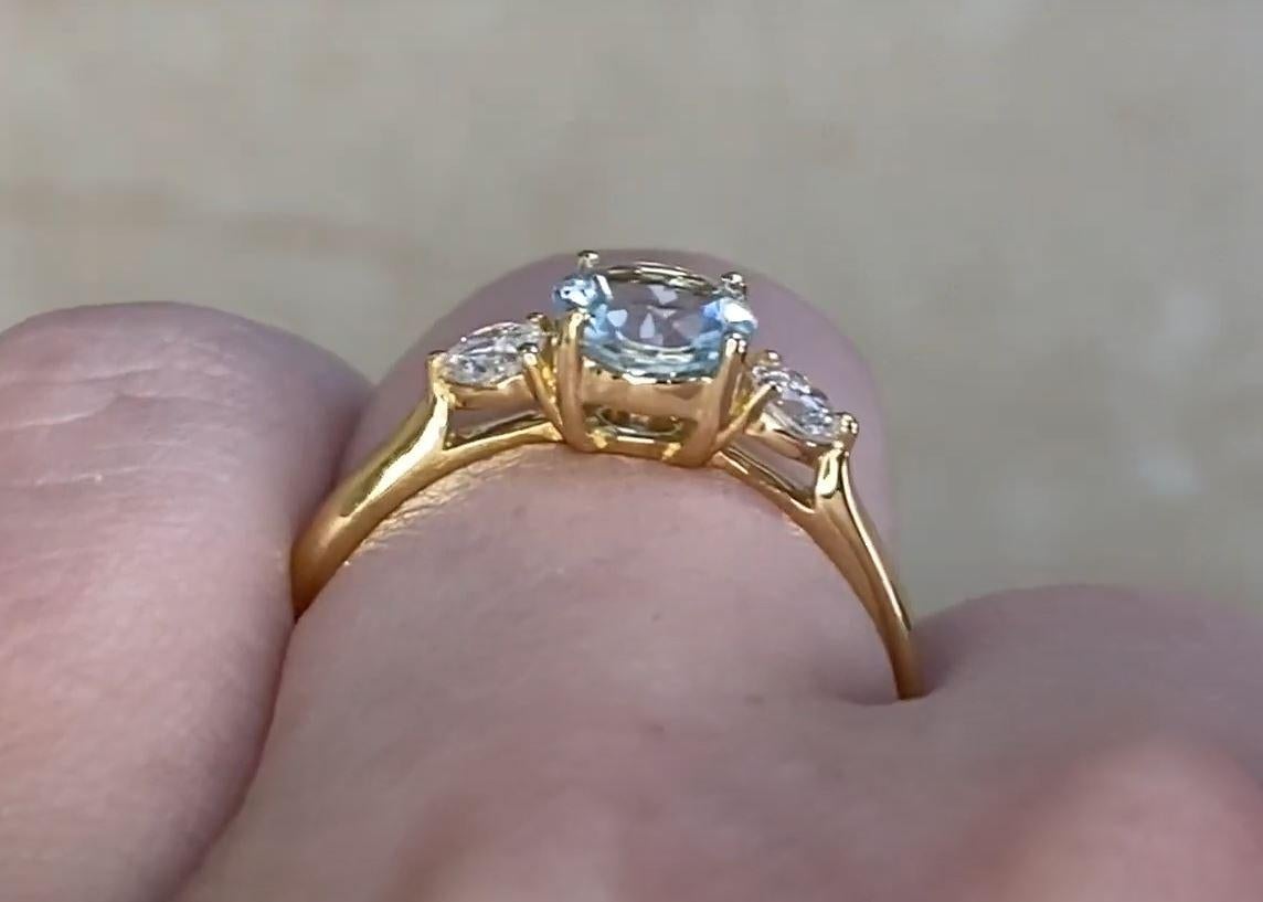 0.80ct Round Cut Aquamarine Engagement Ring, 18k Yellow Gold For Sale 3