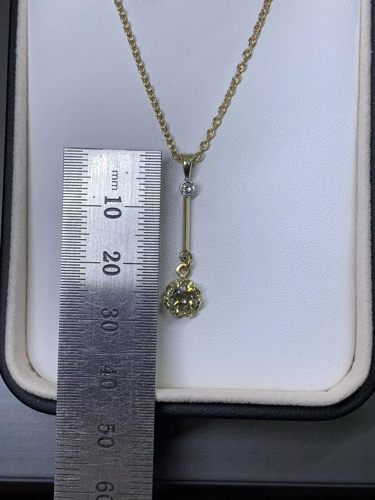 0.80ct Round Diamond Drop Pendant Necklace in 18k yellow gold. In condizioni Nuovo in vendita a London, GB