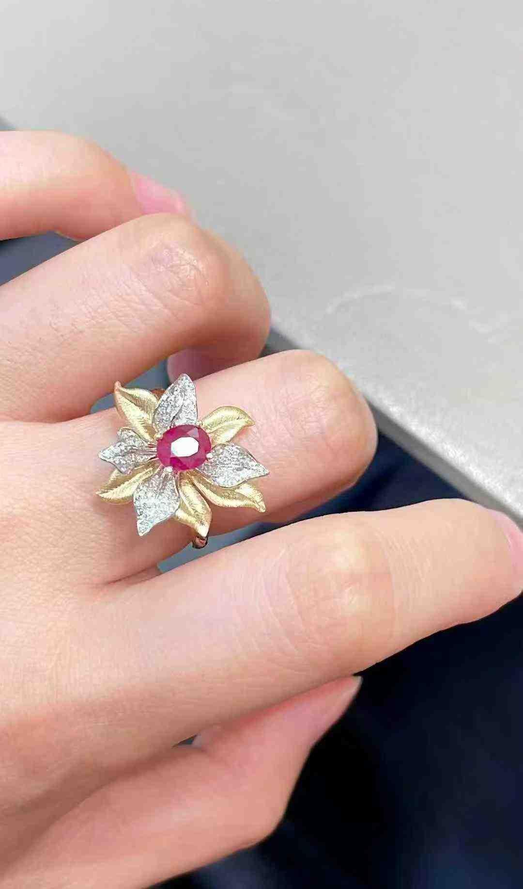0.80ct Ruby & 0.30ct Diamond Flower Cocktail Ring in 18K Yellow Gold For Sale 8