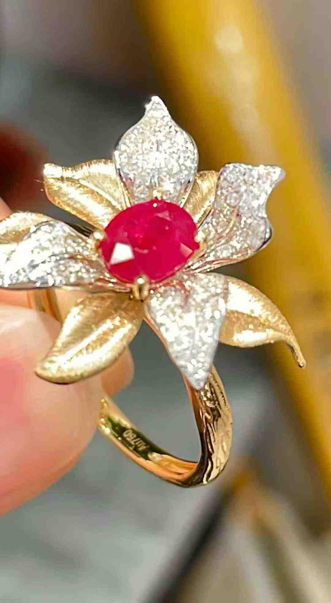 0.80ct Ruby & 0.30ct Diamond Flower Cocktail Ring in 18K Yellow Gold In New Condition For Sale In Bucharest, Romania