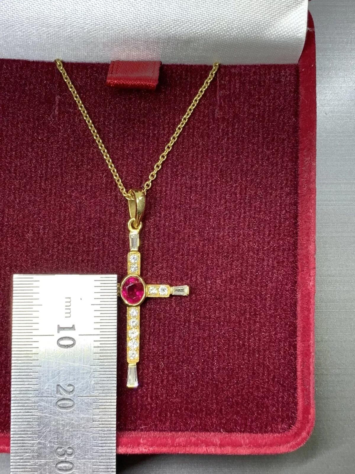 Colgante en forma de cruz de rubí y diamante baguette de 0,80 ct en oro amarillo de 18 quilates 4,1 g.

Gran collar de cadena cubana de oro amarillo grueso con cruz de rubíes y diamantes.

Hallmarked

Peso 4,1 g

Rubí 0,30ct peso total gema natural