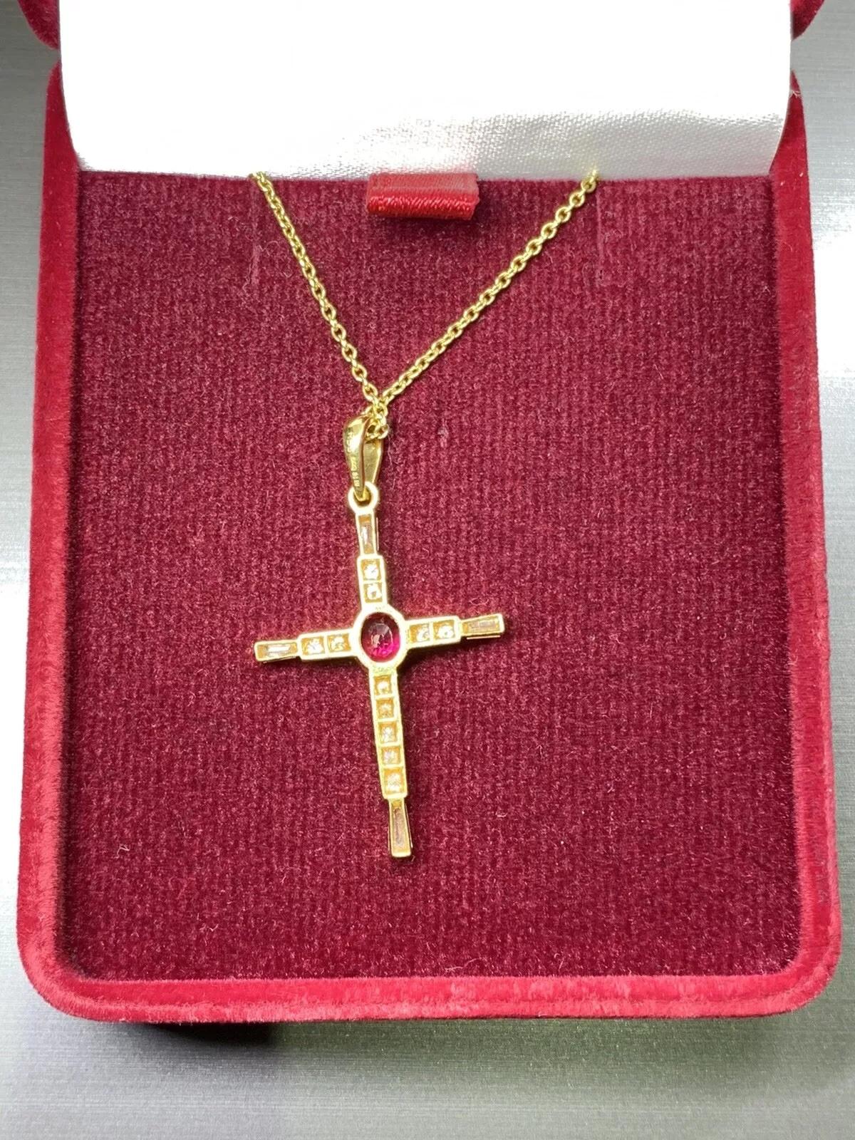 Colgante en forma de cruz de rubí y diamante baguette de 0,80 ct en oro amarillo de 18 quilates 4,1 g. Corte oval en venta