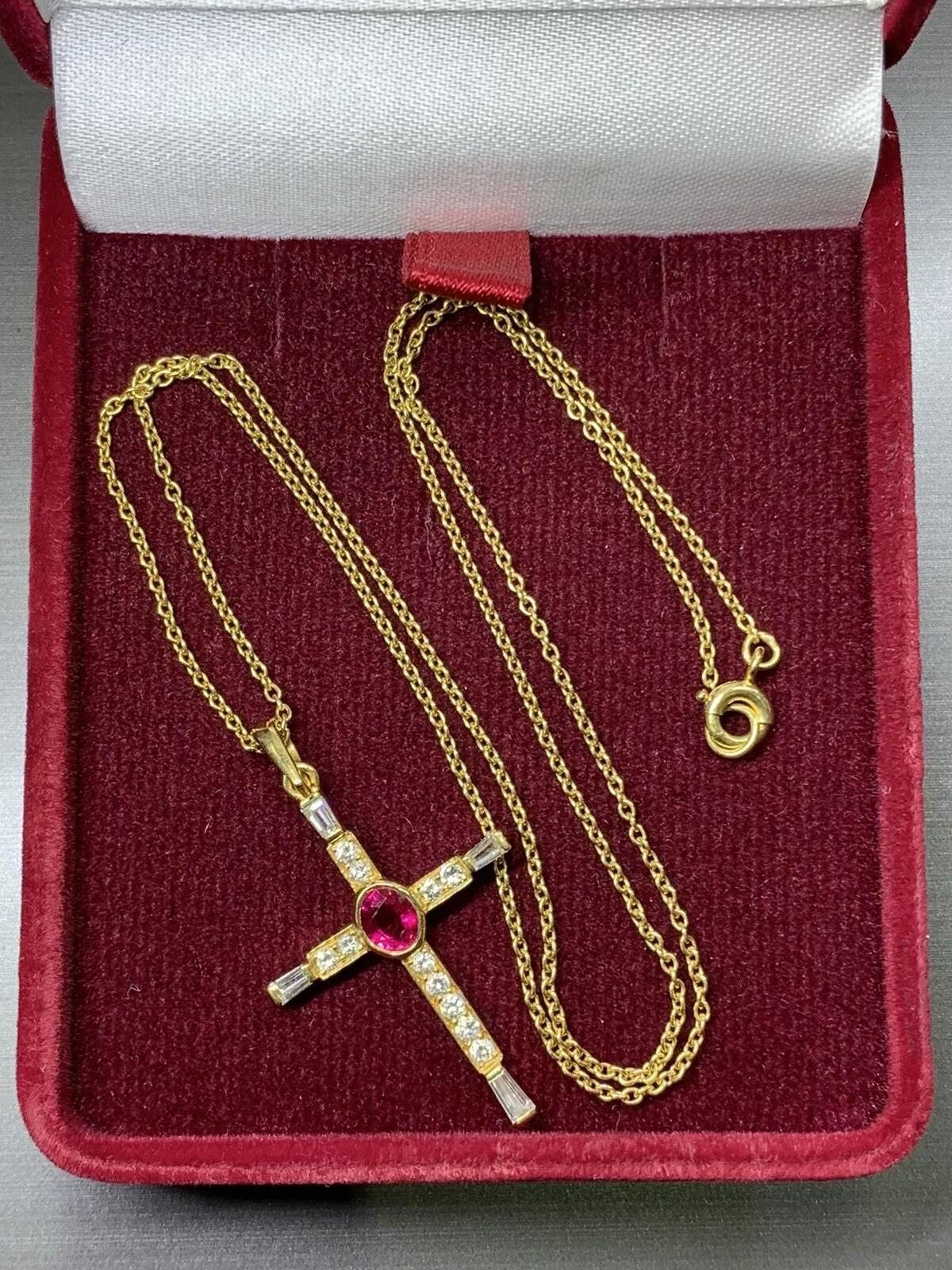 Colgante en forma de cruz de rubí y diamante baguette de 0,80 ct en oro amarillo de 18 quilates 4,1 g. en Nuevo estado para la venta en London, GB
