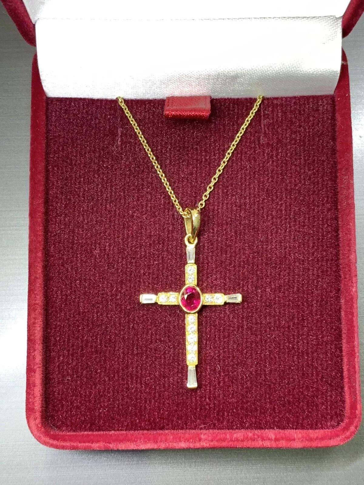 Femenino o masculino Colgante en forma de cruz de rubí y diamante baguette de 0,80 ct en oro amarillo de 18 quilates 4,1 g. en venta