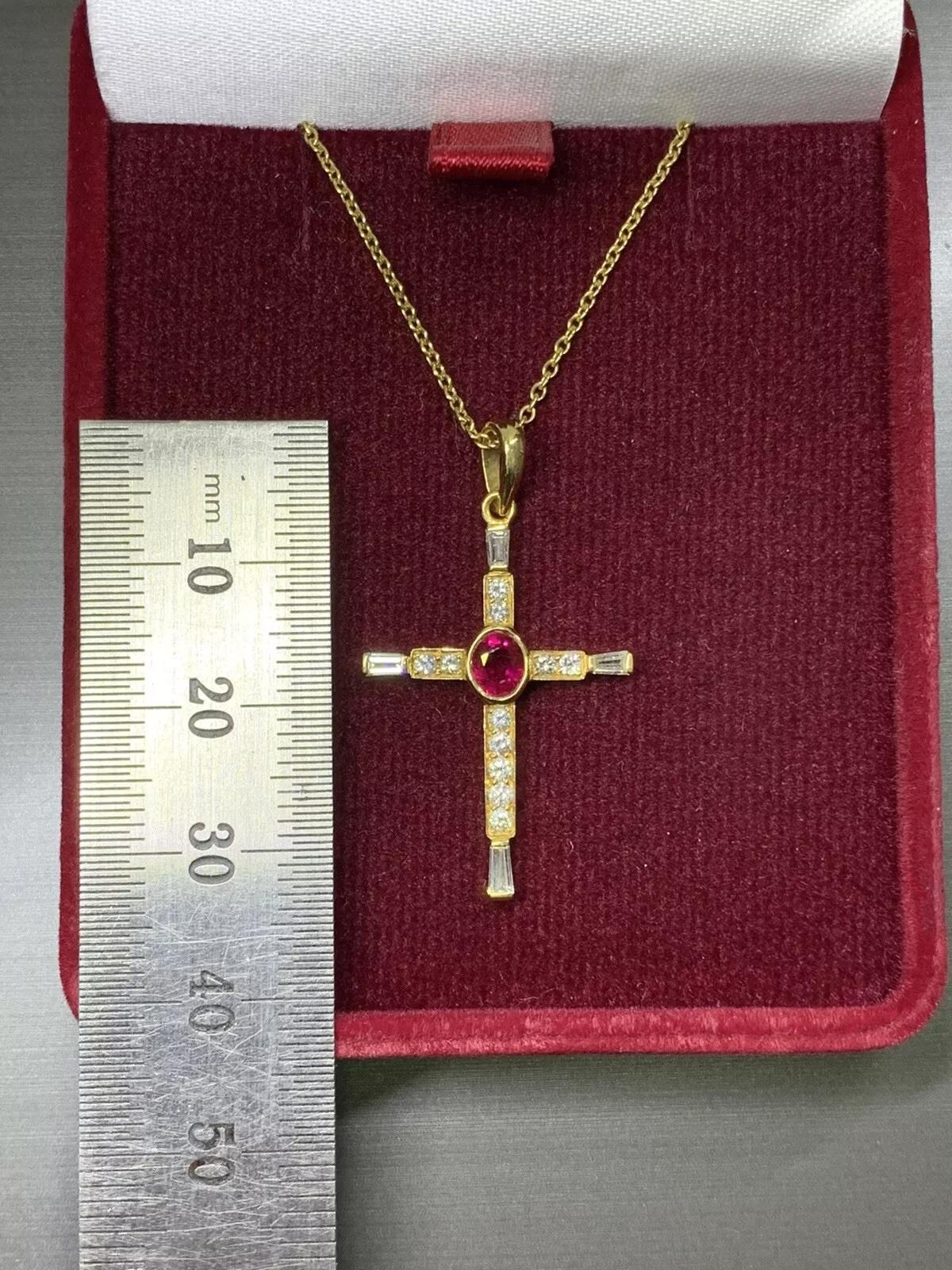 Colgante en forma de cruz de rubí y diamante baguette de 0,80 ct en oro amarillo de 18 quilates 4,1 g. en venta 1