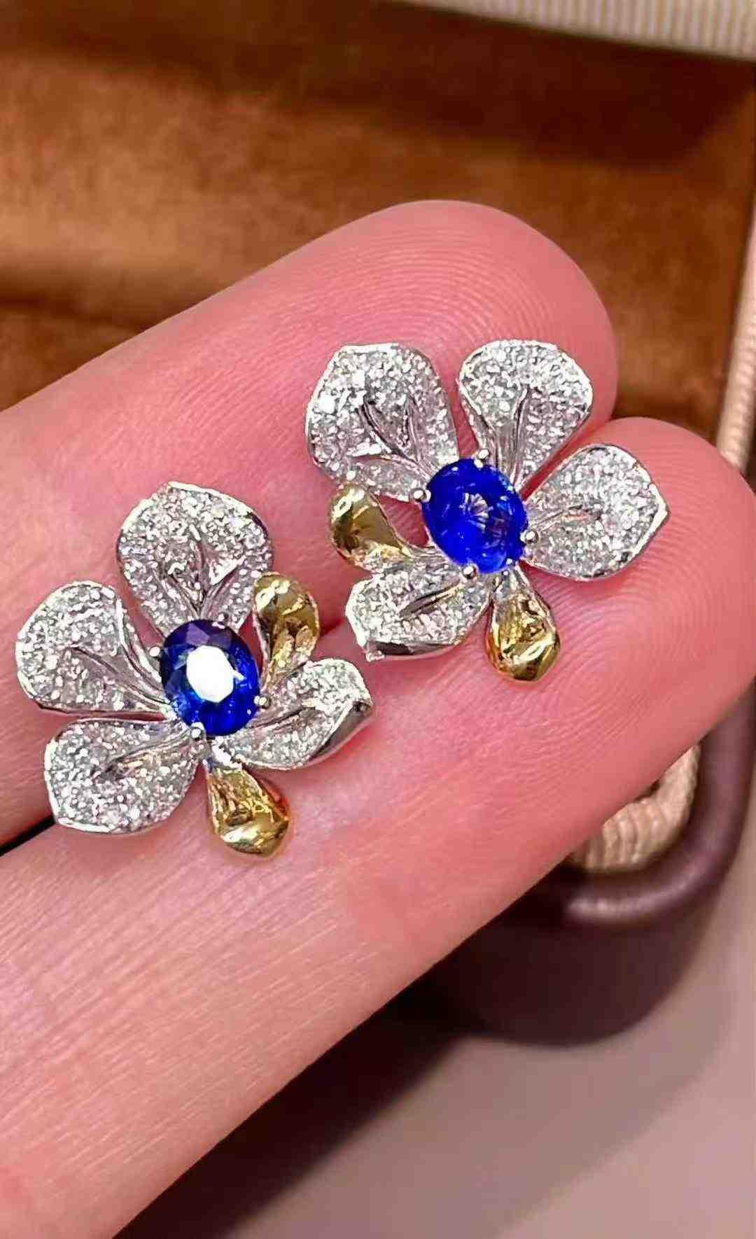 0.80ct Sapphire & 0.50ct White Diamond 18k White & Yellow Gold Stud Earrings en vente 4