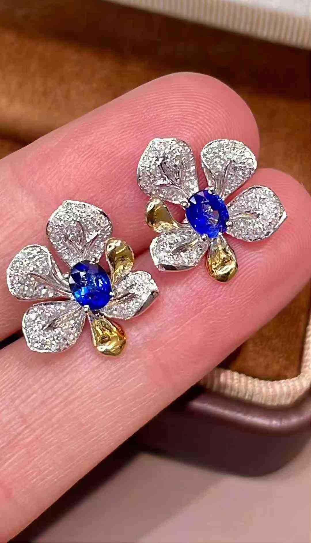 0.80ct Sapphire & 0.50ct White Diamond 18k White & Yellow Gold Stud Earrings en vente 5